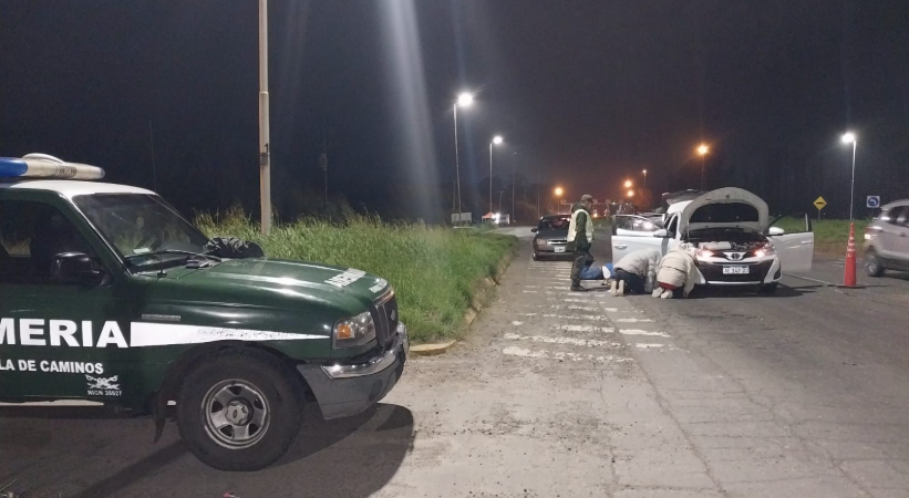 Neuquén: un colectivo perdió el control, chocó contra el guardarrail y quedó al borde de caer a un río