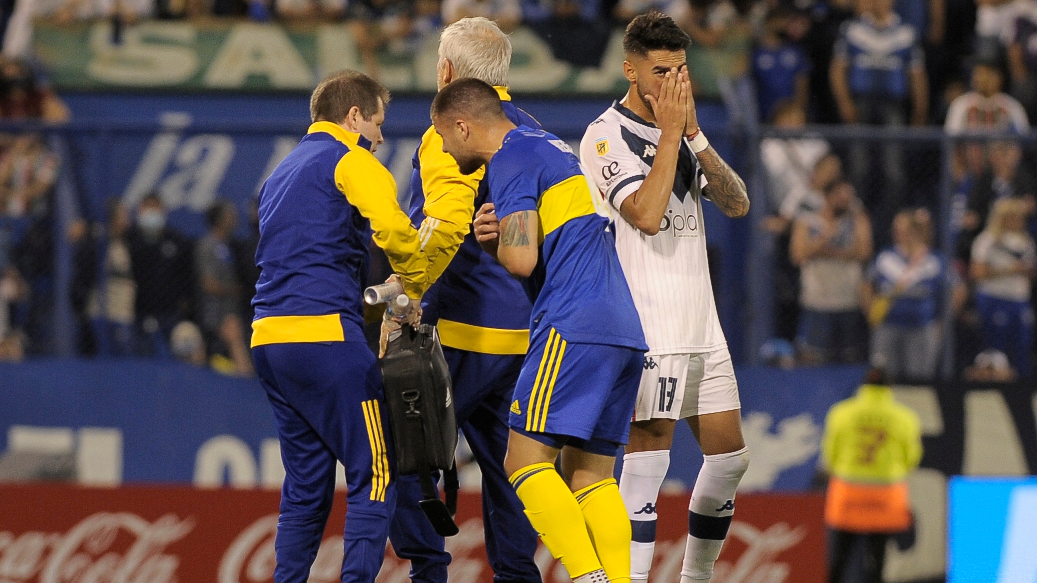 Chelo Weigandt abandona el campo de juego ante Vélez Sarsfield por una lesión en el hombro derecho (Fotobaires)