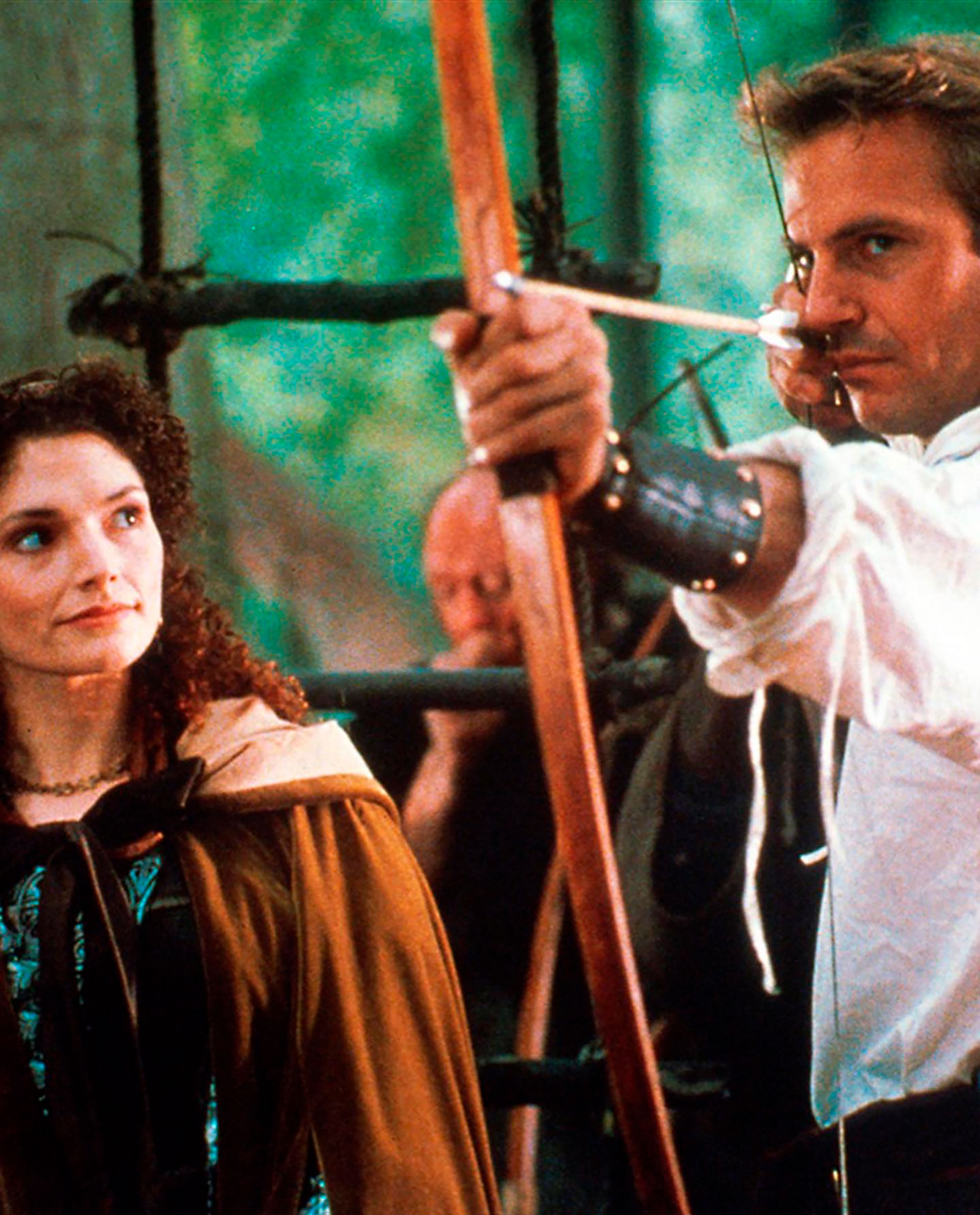 Robin Hood mostrando sus habilidades de arquero frente a Lady Marian. (@kevincostnermodernwest)
