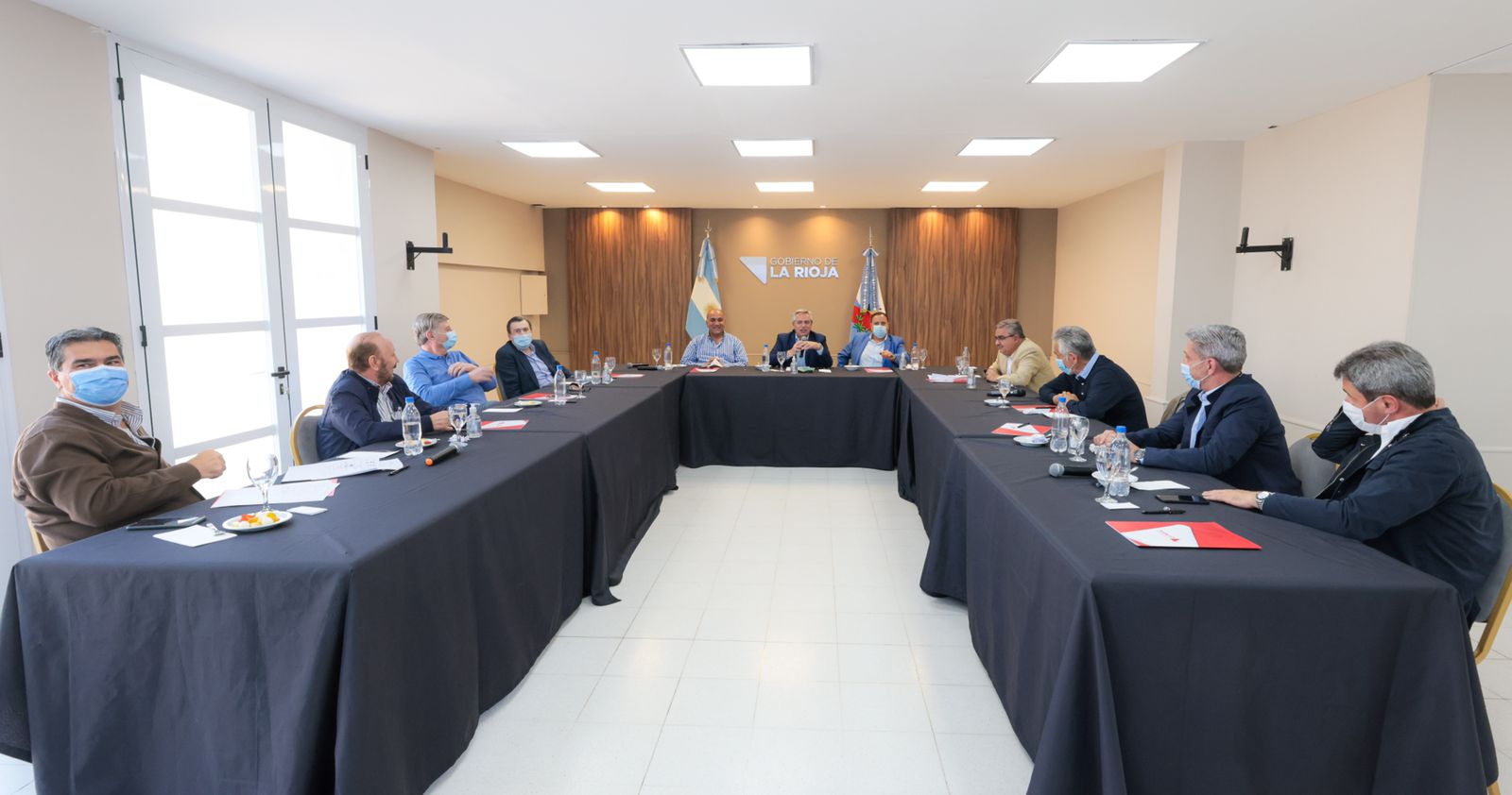 Alberto Fernández, junto a los gobernadores del PJ ayer en La Rioja