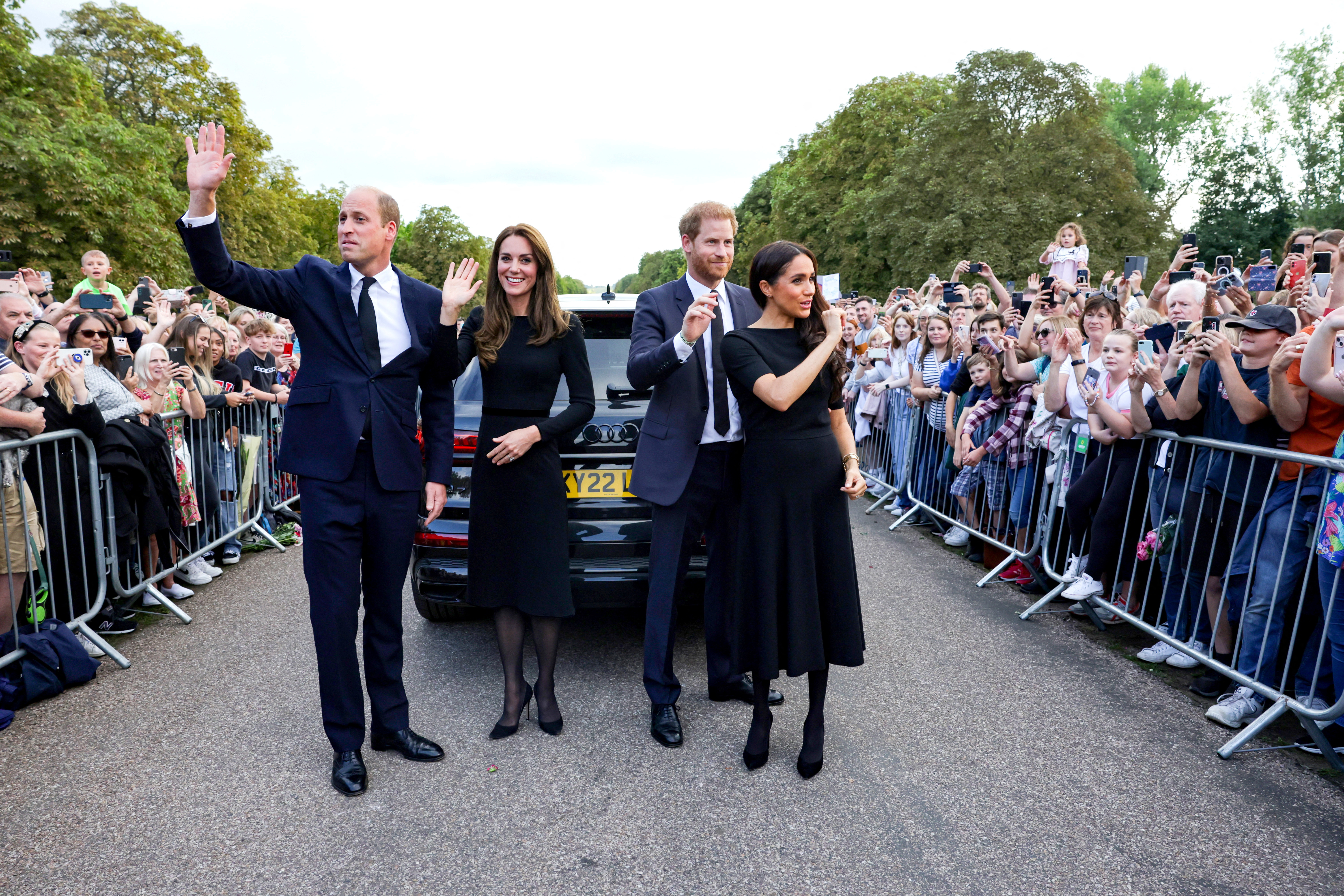 Después de saludar a la multitud en Windsor este sábado, las dos parejas se subieron a sus respectivos vehículos, que les llevaron de vuelta al castillo