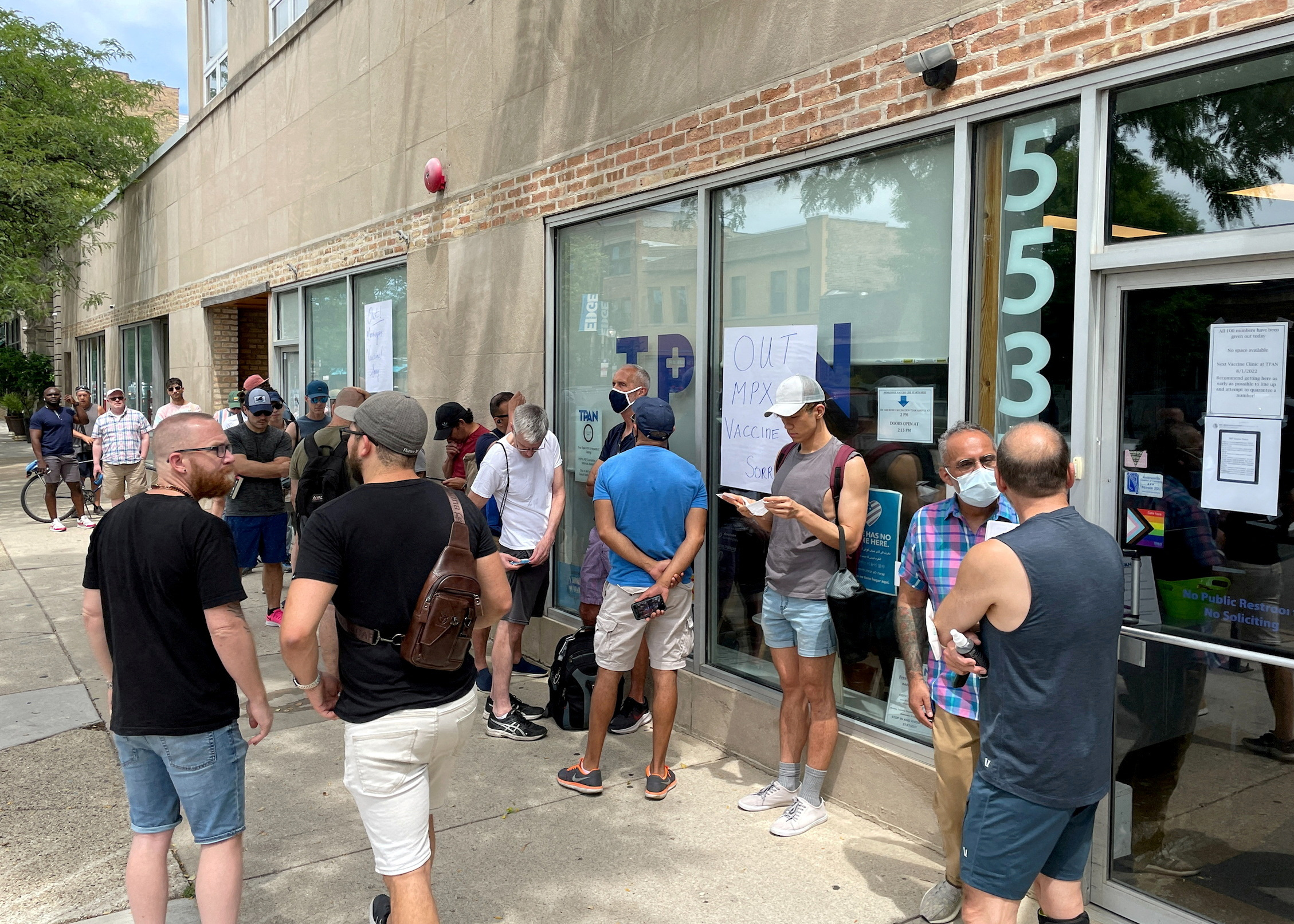 Hombres haciendo fila para recibir la vacuna contra la viruela del mono en la clínica Test Positive Aware en Chicago (REUTERS/Eric Cox)