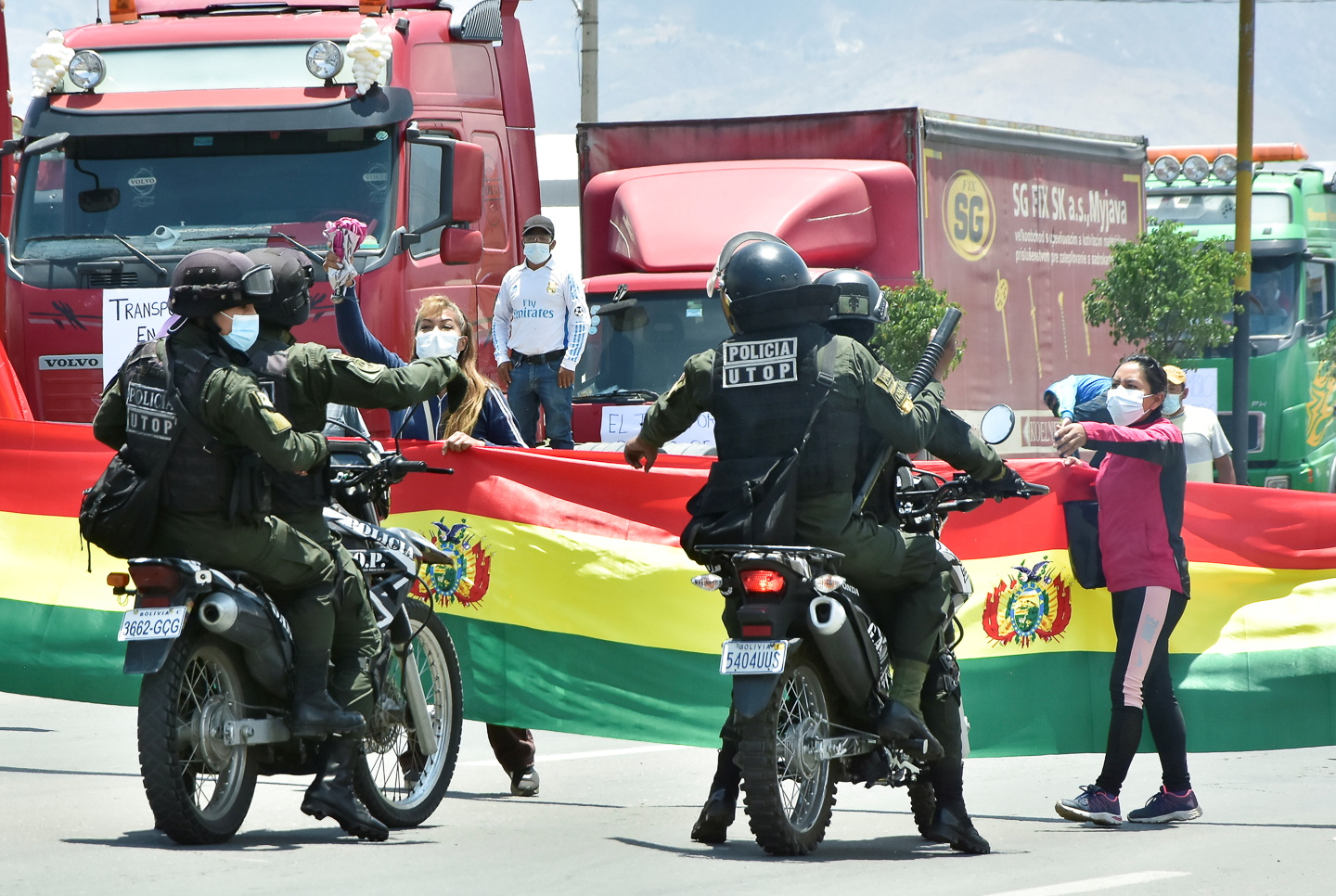 La policía del gobierno de Luis Arce carga contra mujeres que manifestaban contra la polémica ley que pone en peligro la propiedad privada de los bolivianos (Reuters)