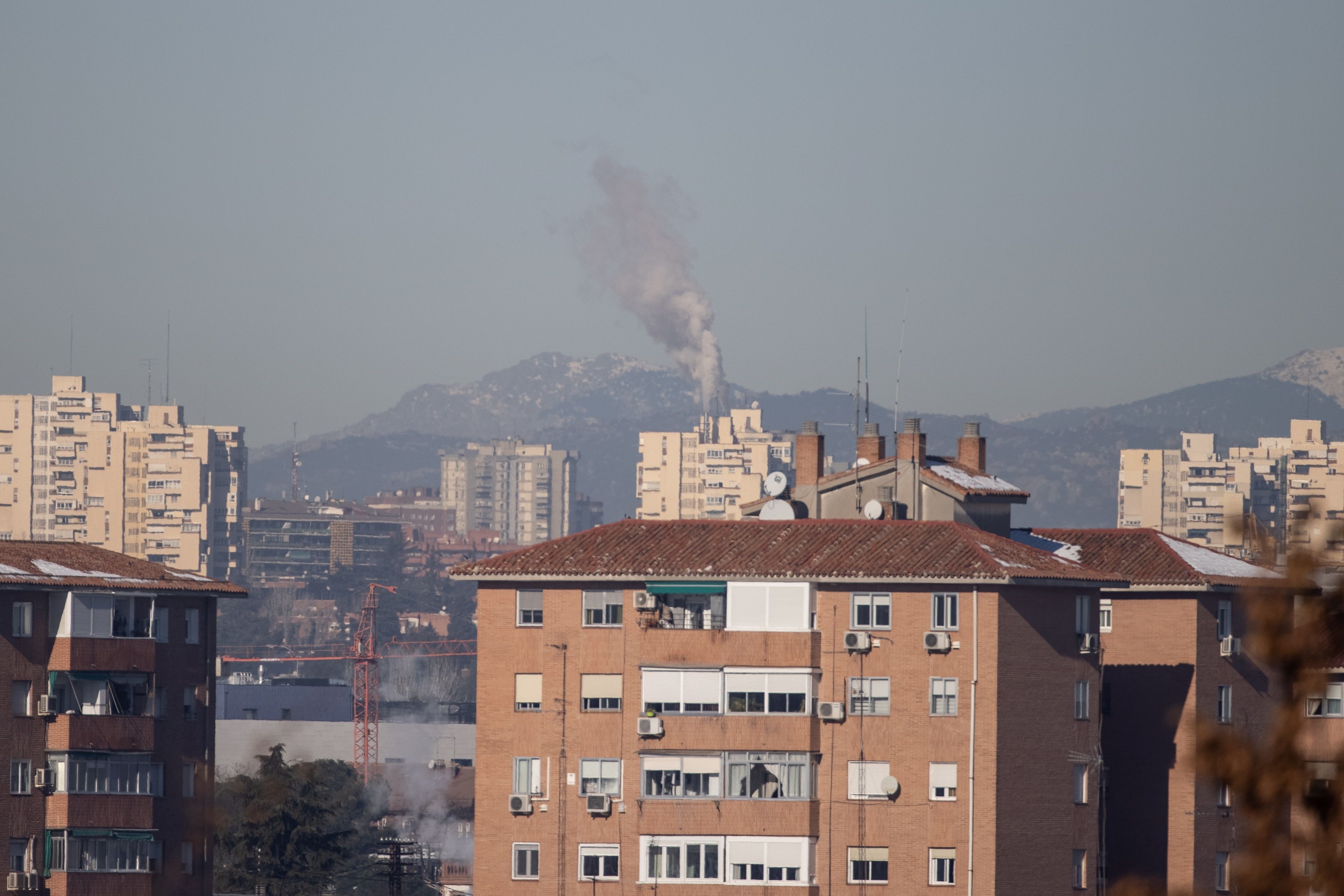 El dióxido de nitrógeno (NO2) es un contaminante atmosférico cuyas fuentes fundamentales son el tráfico de vehículos y las emisiones de determinadas industrias (EFE/Rodrigo Jiménez/Archivo)
