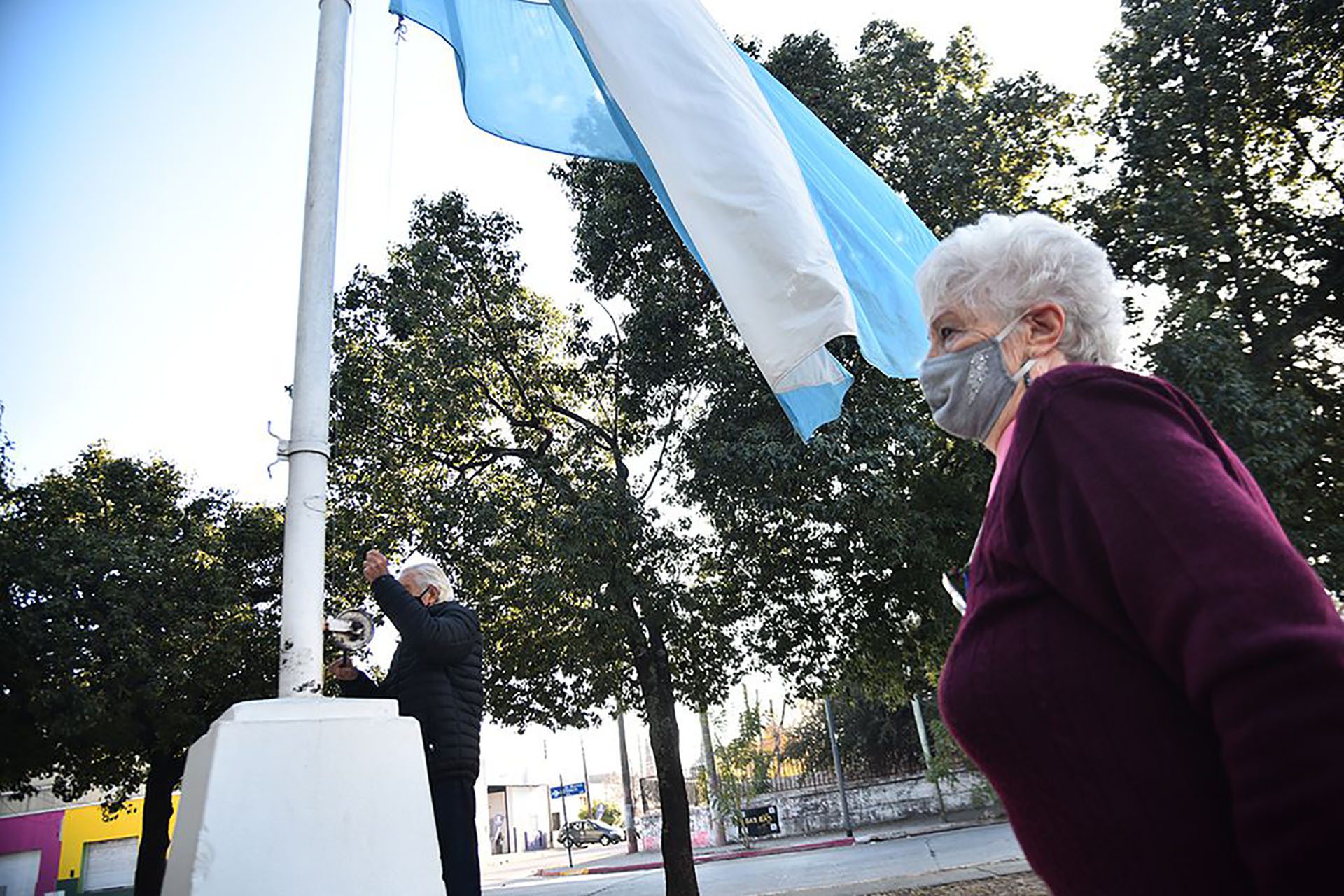 Valdo y Amalia izan la bandera desde hace 7 años en la placita del barrio (Pedro Castillo)