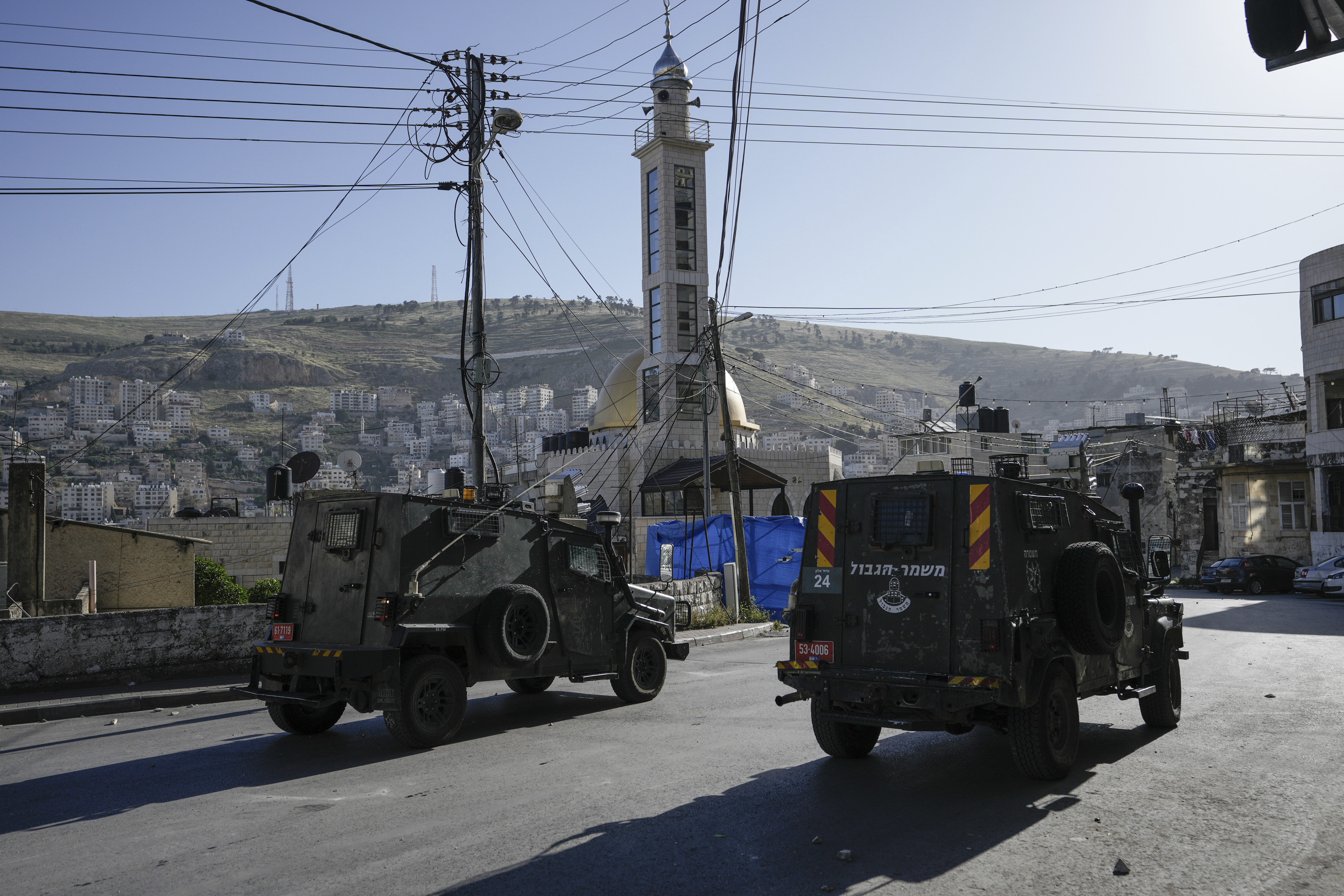 Un convoy de vehículos militares israelíes avanza por la ciudad cisjordana de Nablus durante una redada del ejército, el 4 de mayo de 2023. (AP Foto/Majdi Mohammed)
