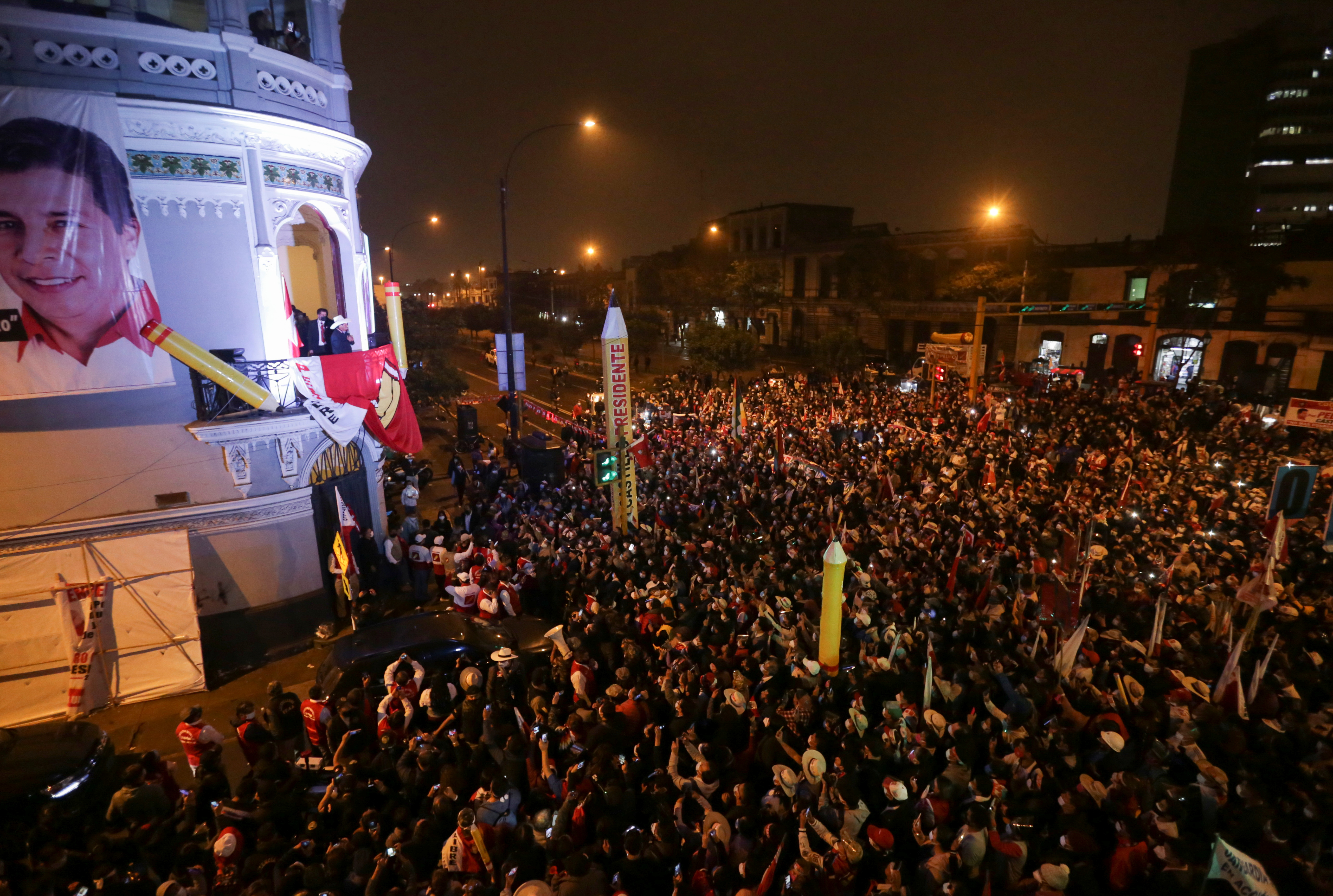 Simpatizantes de Pedro Castillo escuchando su discurso (REUTERS/Liz Tasa)