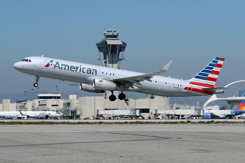 Un avión de la aerólinea Amercian Airlines despega del aeropuerto internacional de Los Ángeles, estado de California, Estados Unidos. (Foto: Archivo/Reuters/Mike Blake)