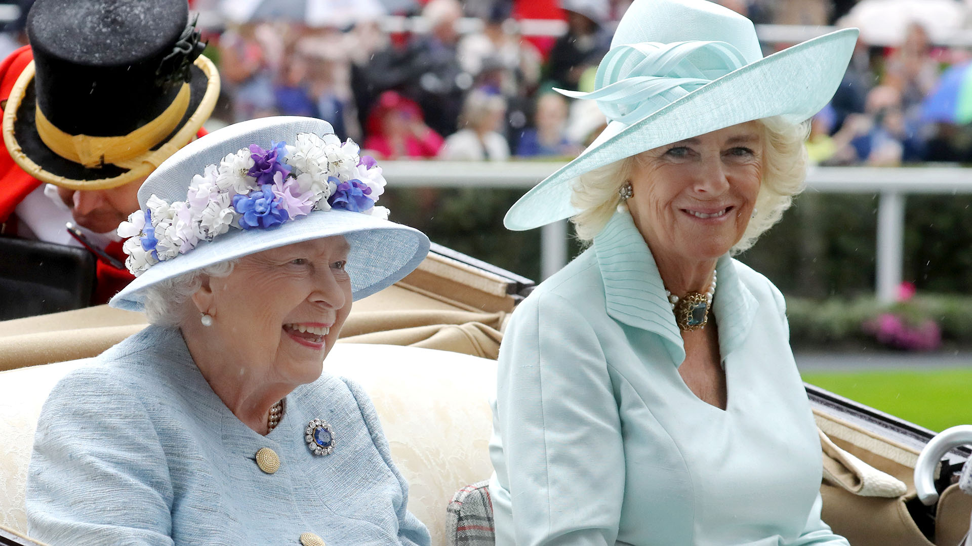 La duquesa de Cornualles, casada con el heredero al trono desde 2005, fue nombrada por la monarca Dama de la Orden de la Jarretera, el título de caballería más prestigioso y de mayor rango dentro del sistema de honores británico (Foto: Getty Images)