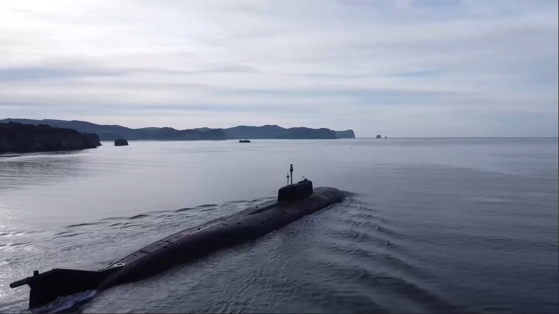Un submarino ruso en una inspección de la Flota del Pacífico (via Reuters)