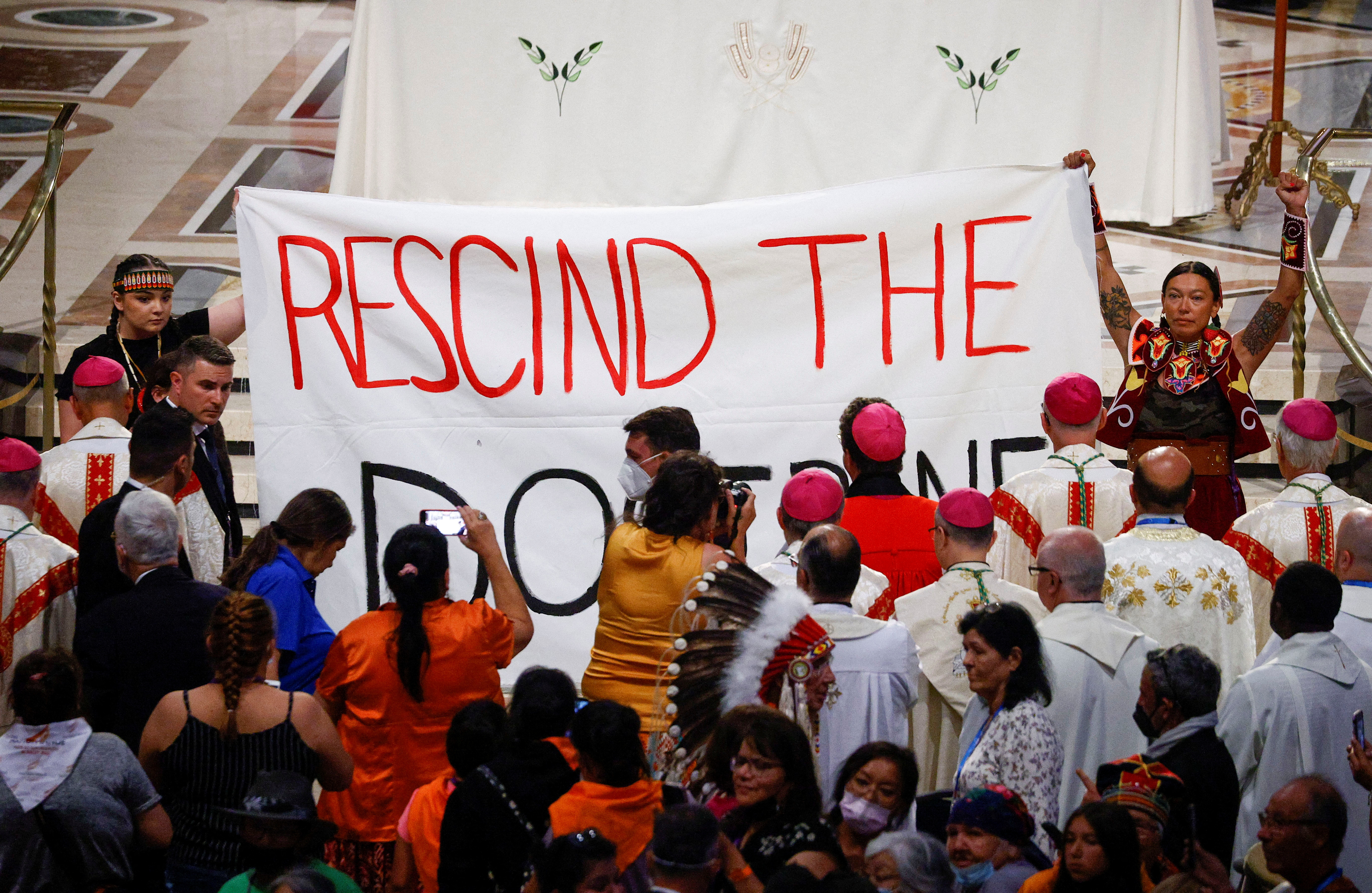 Pancarta desplegada por mujeres indígenas (Reuters)