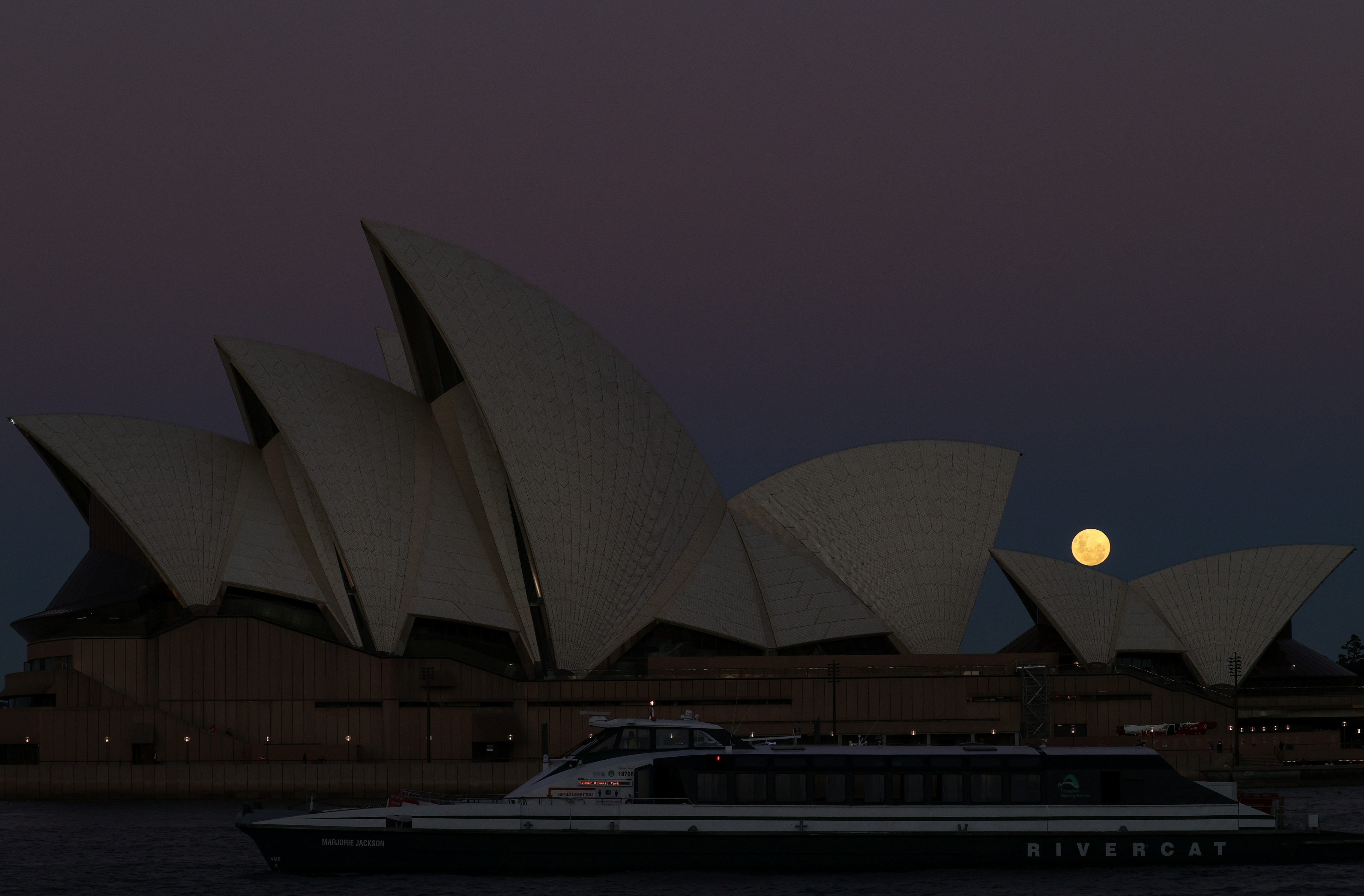 Ahorro de gastos: la Ópera de Sydney no se iluminará tras la coronación de Carlos III. (REUTERS)