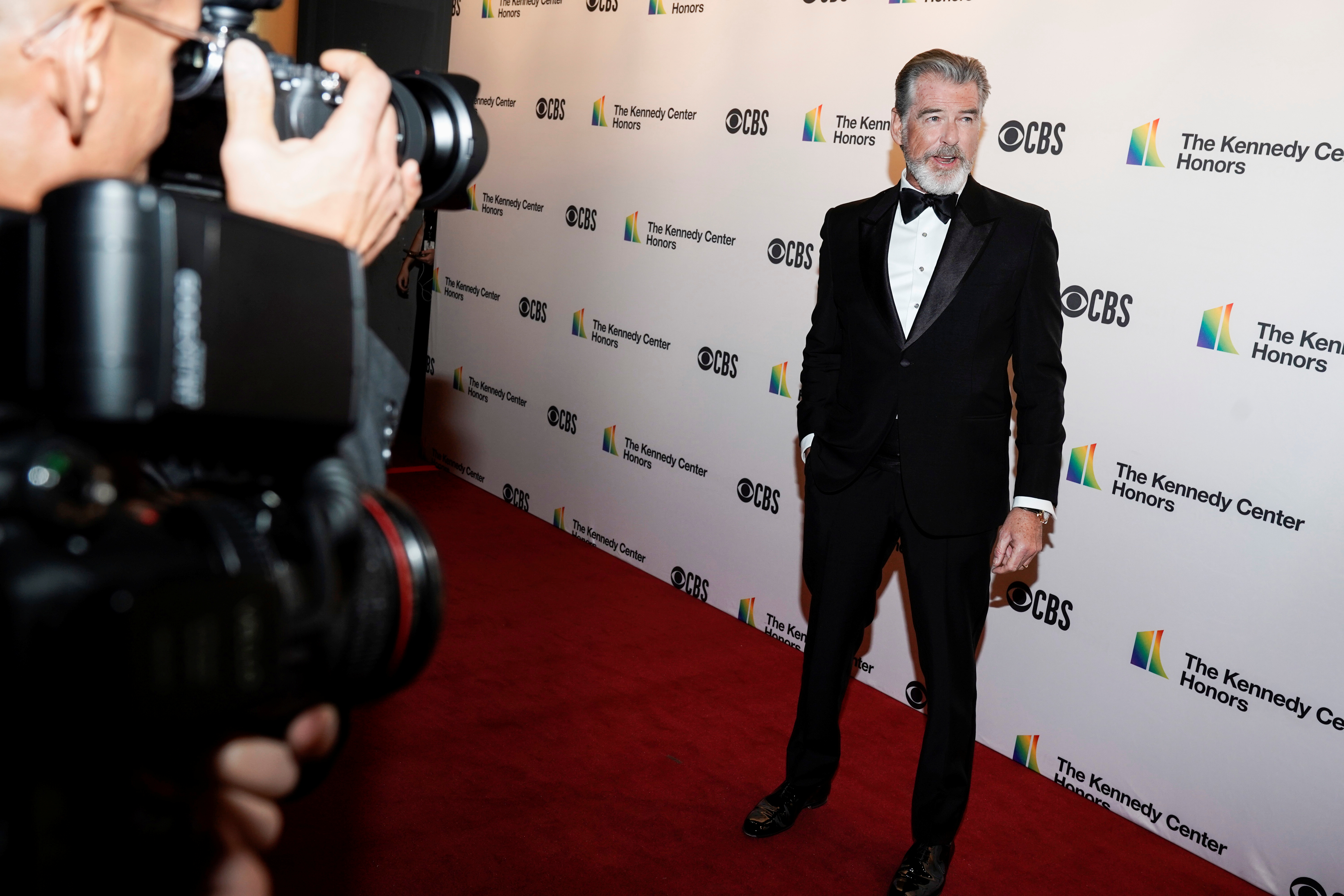 Pierce Brosnan, en 2019, en una entrega de premios. En buena forma, podría seguir interpretando a James Bond (REUTERS/Joshua Roberts)