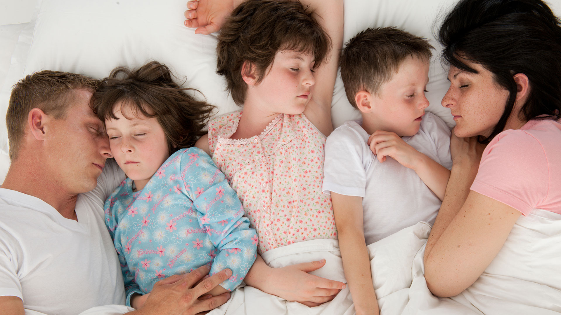 “Cualquier situación que altere las rutinas y el bienestar diario puede causar una alteración en el dormir del niño" (Getty)