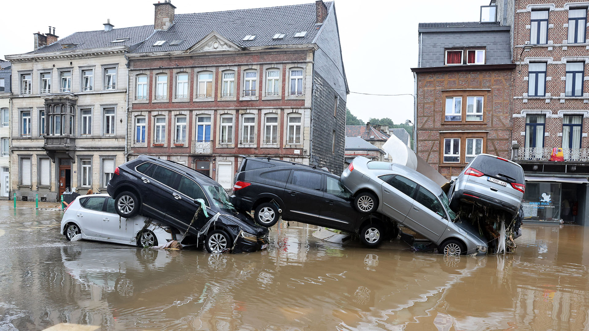 Una pila de autos tras las inundaciones en Bélgica