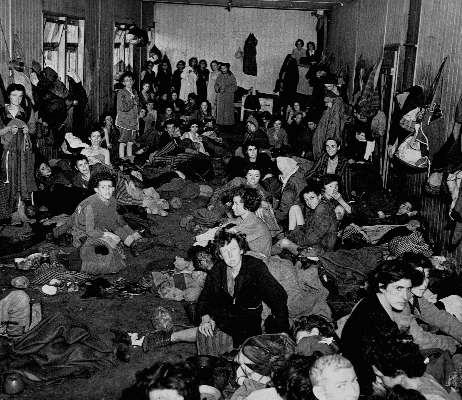 Cientos de mujeres y niños estuvieron hacinados en Bergen-Belsen conde pasaron hambre, frío y enfermedades. Allí murieron Ana y su hermana Margot de tifus poco antes de que finalizara la guerra (Library of Congress/Corbis/VCG vía Getty Images)
