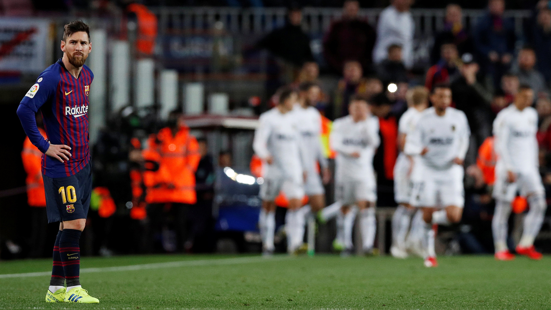 Dani Parejo celebra su gol para el Valencia en el Camp Nou ante la mirada desconcertada de Lionel Messi. Foto: REUTERS/Albert Gea