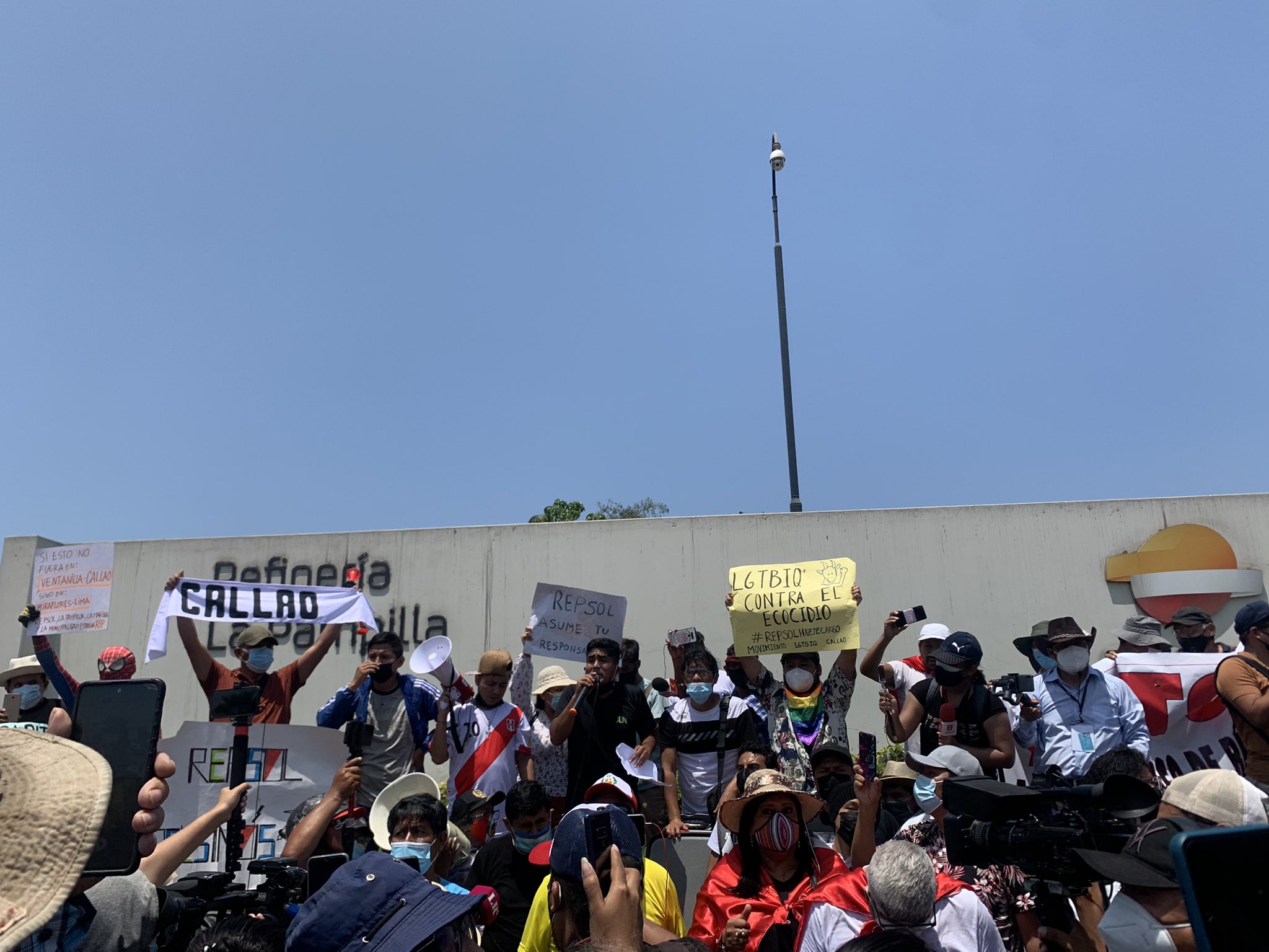 Más de un centenar de manifestantes se acercaron a la refinería La Pampilla de Repsol por el derrame de petróleo en el mar de Ventanilla. Foto: Twitter