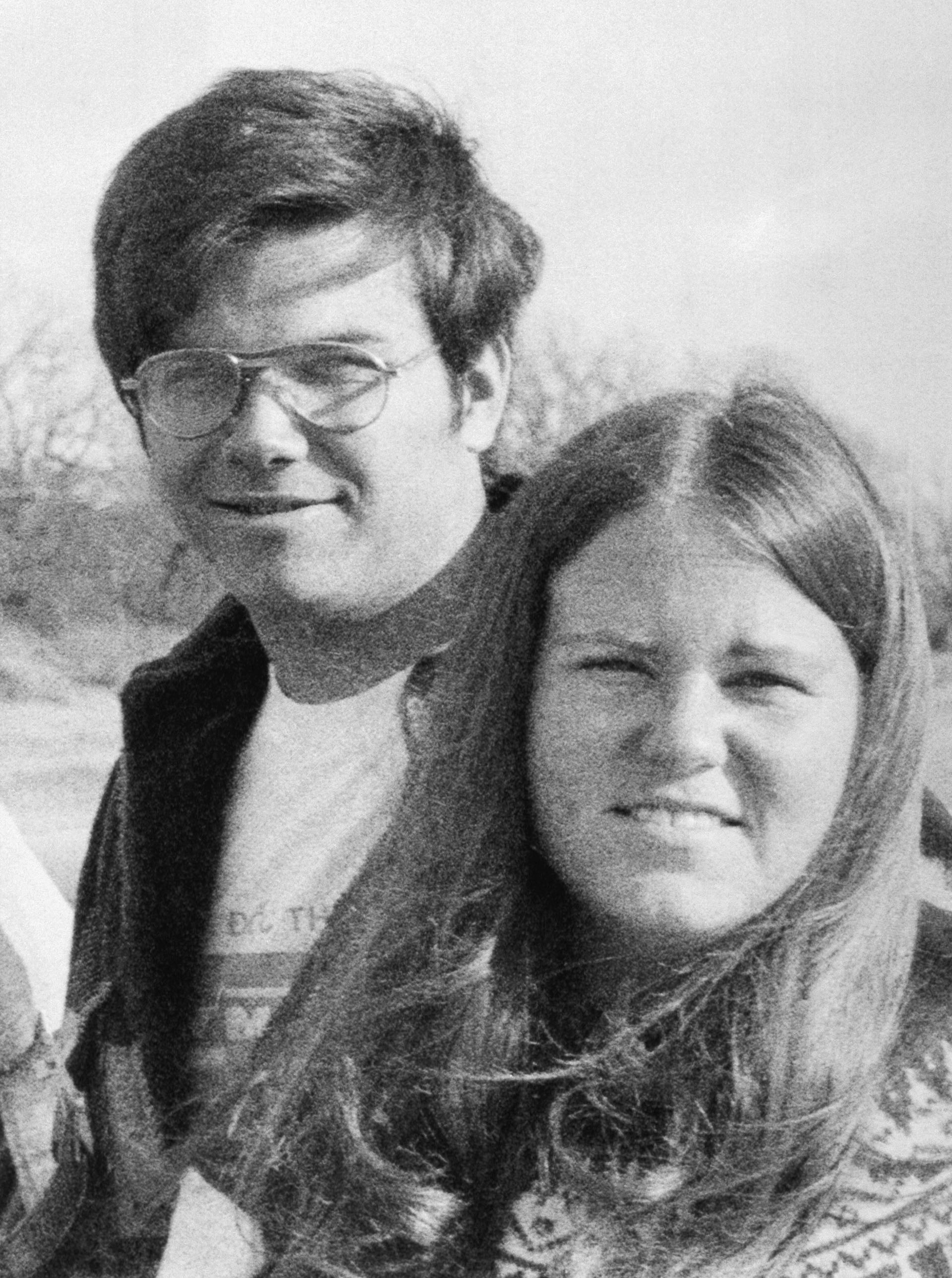 Mark David Chapman posa con su compañera de trabajo Mary Webster. Ambos trabajaron como coordinadores en un campo de refugiados vietnamitas en Fort Chaffee, Arkansas, en 1975.
