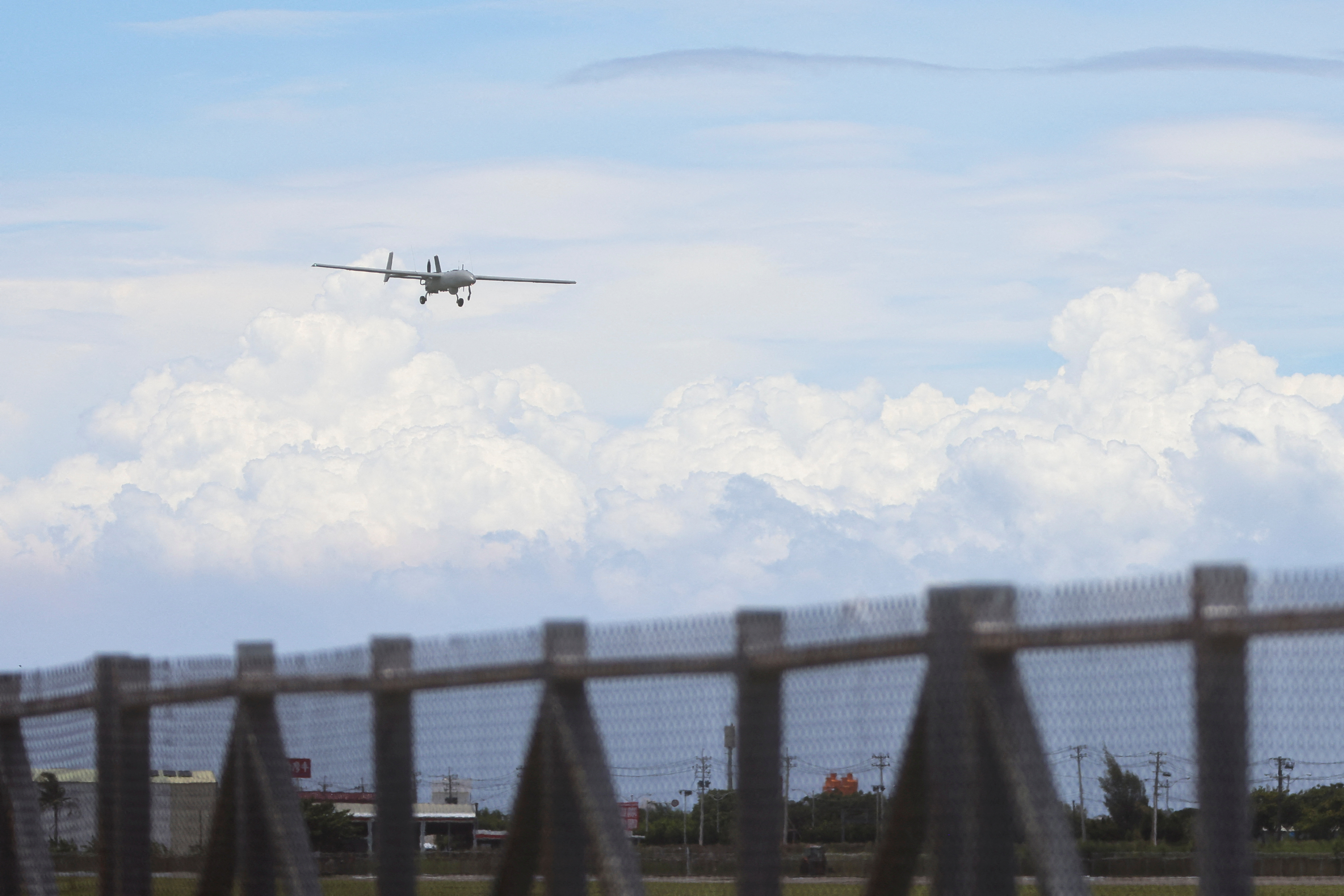 Un vehículo aéreo no tripulado (UAV) Albatross, se prepara para aterrizar durante un ejercicio militar en el aeropuerto de Hengchun en el condado de Pingtung, al sur de Taiwán el 9 de agosto de 2022 (Reuters)