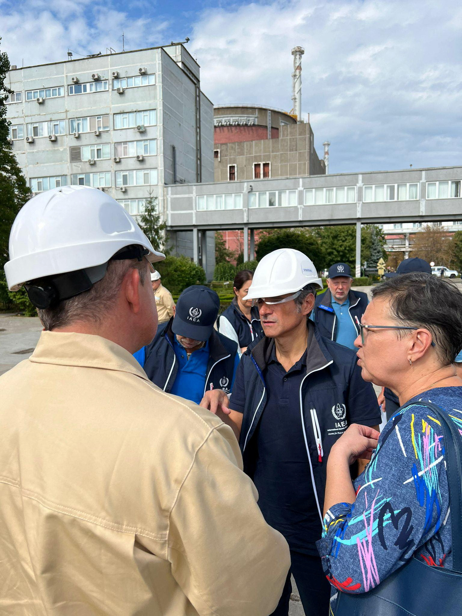 Miembros de la misión de expertos del OIEA dirigidos por Rafael Grossi recorrieron la central nuclear de Zaporizhzhia, controlada por Rusia en el curso de su invasión a Ucrania, el 1 de septiembre de 2022 (REUTERS)