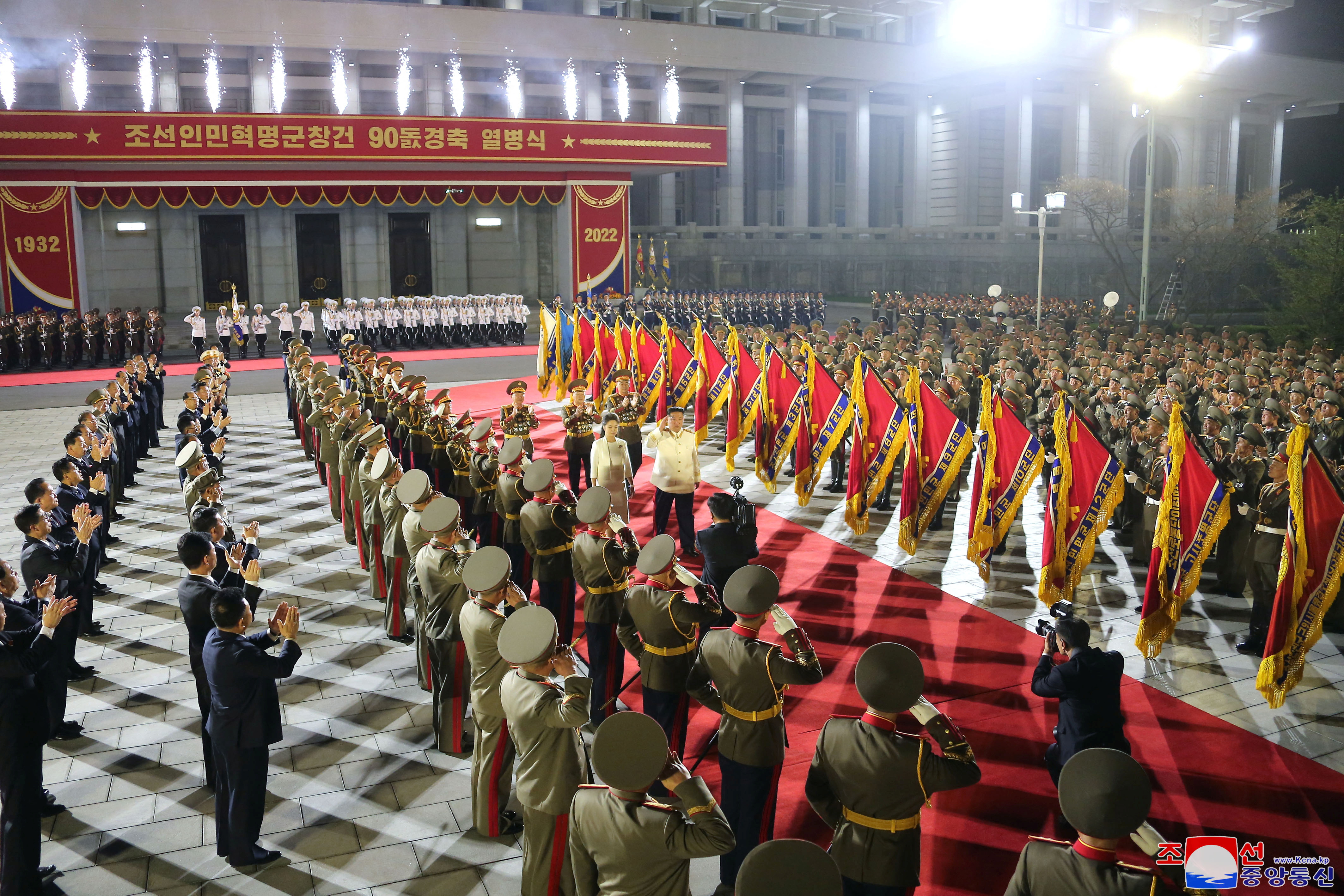 Un desfile militar para conmemorar los 90 años de ejército norcoreano 