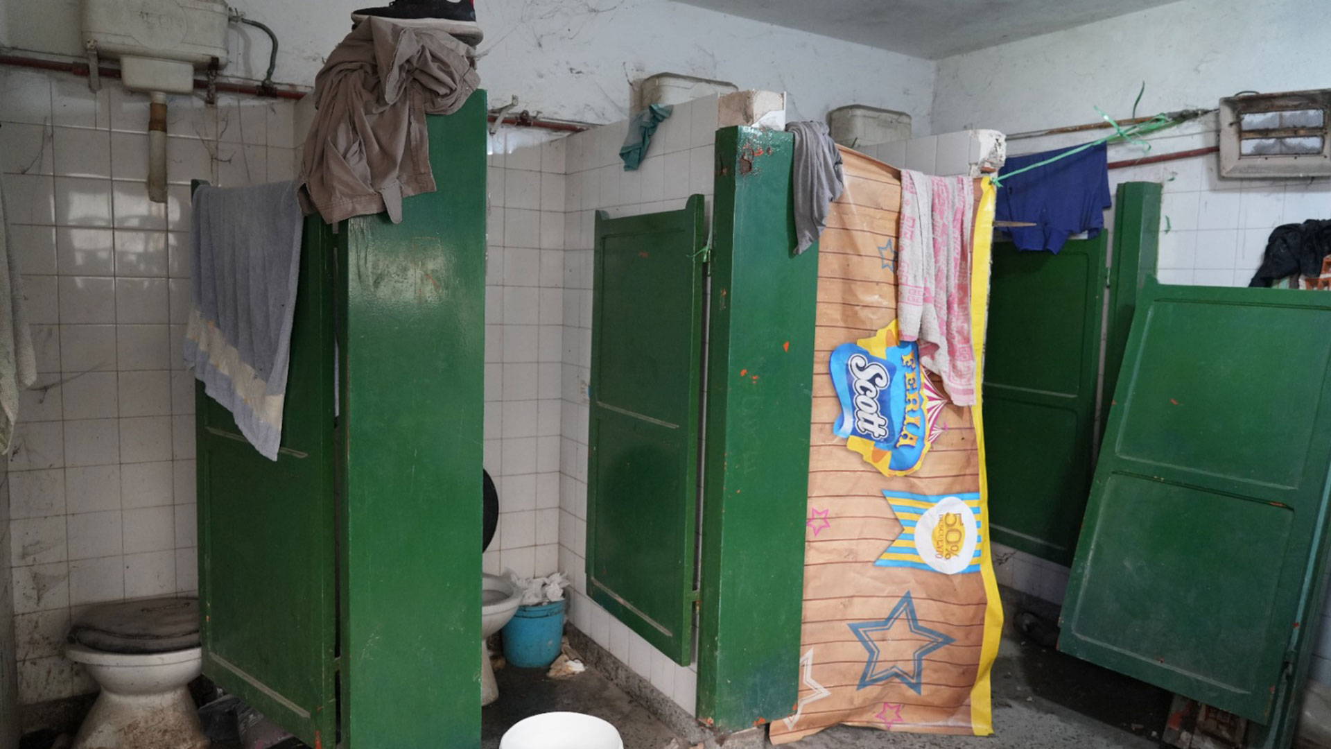 La policía encontró baños en pésimas condiciones de higiene