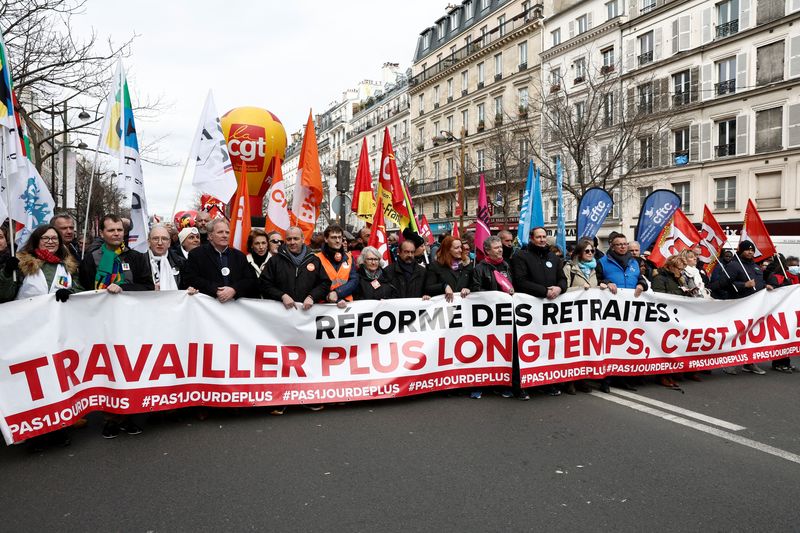 Un millón de personas salieron a las calles en Francia en la séptima jornada de protestas por la reforma jubilatoria: “Es la recta final, todo se juega ahora” (REUTERS)