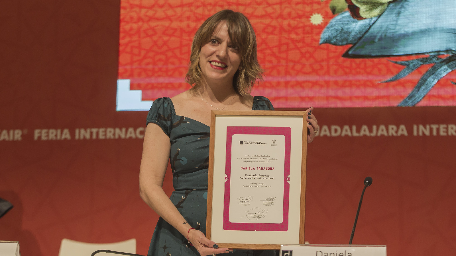 Daniela Tarazona recibió el Premio Sor Juana Inés de la Cruz en la FIL Guadalajara