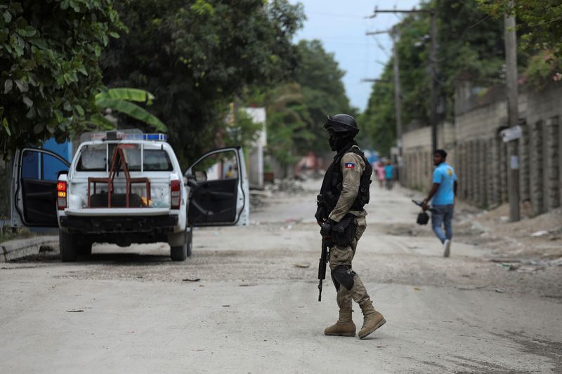 FOTO DE ARCHIVO: Un miembro de la Policía Nacional de Haití patrulla una calle en Port-Au-Prince, Haití, 28 de abril del 2022. REUTERS/Ralph Tedy Erol