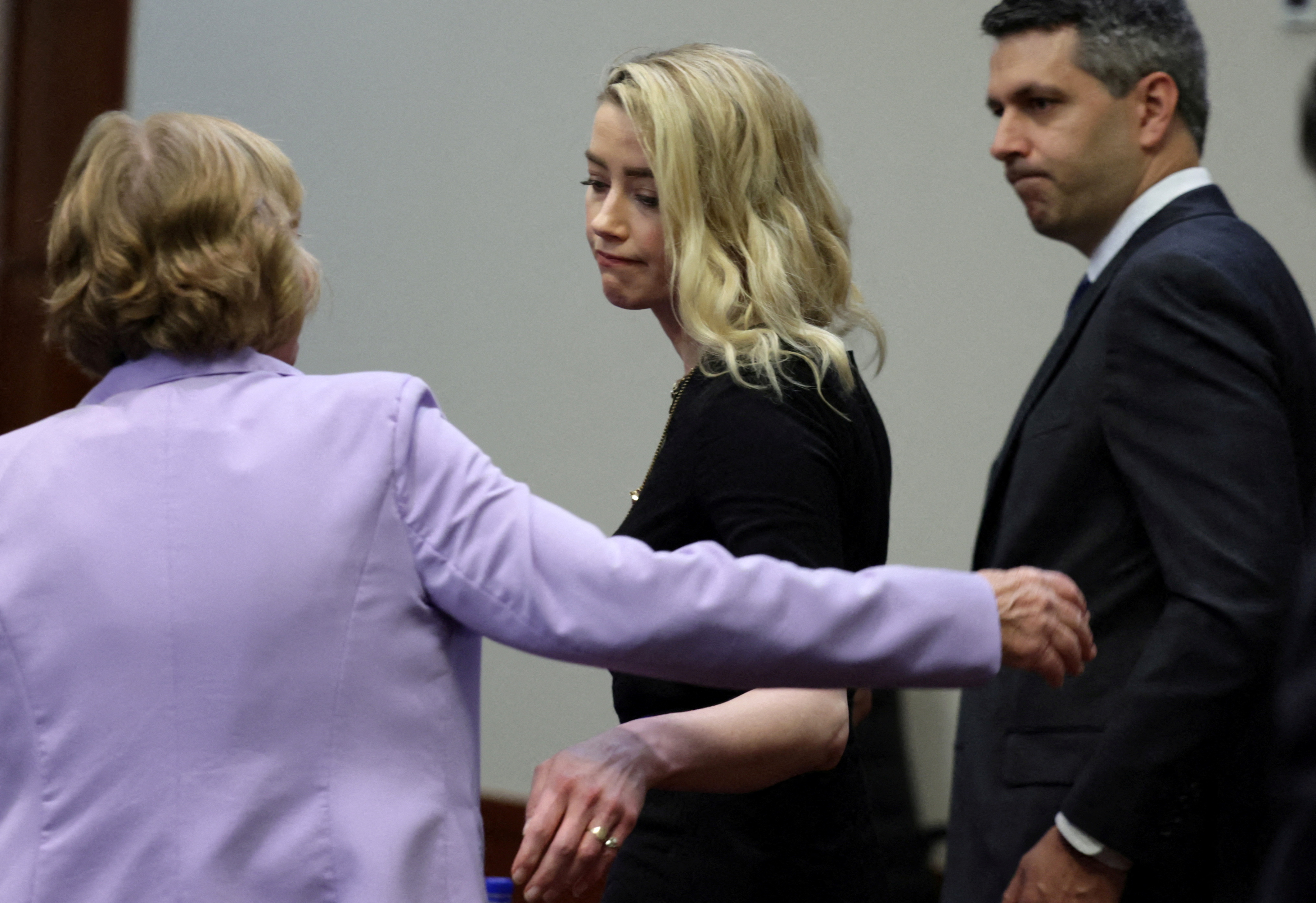 Amber Heard tras escuchar el veredicto de su juicio (REUTERS/Evelyn Hockstein)