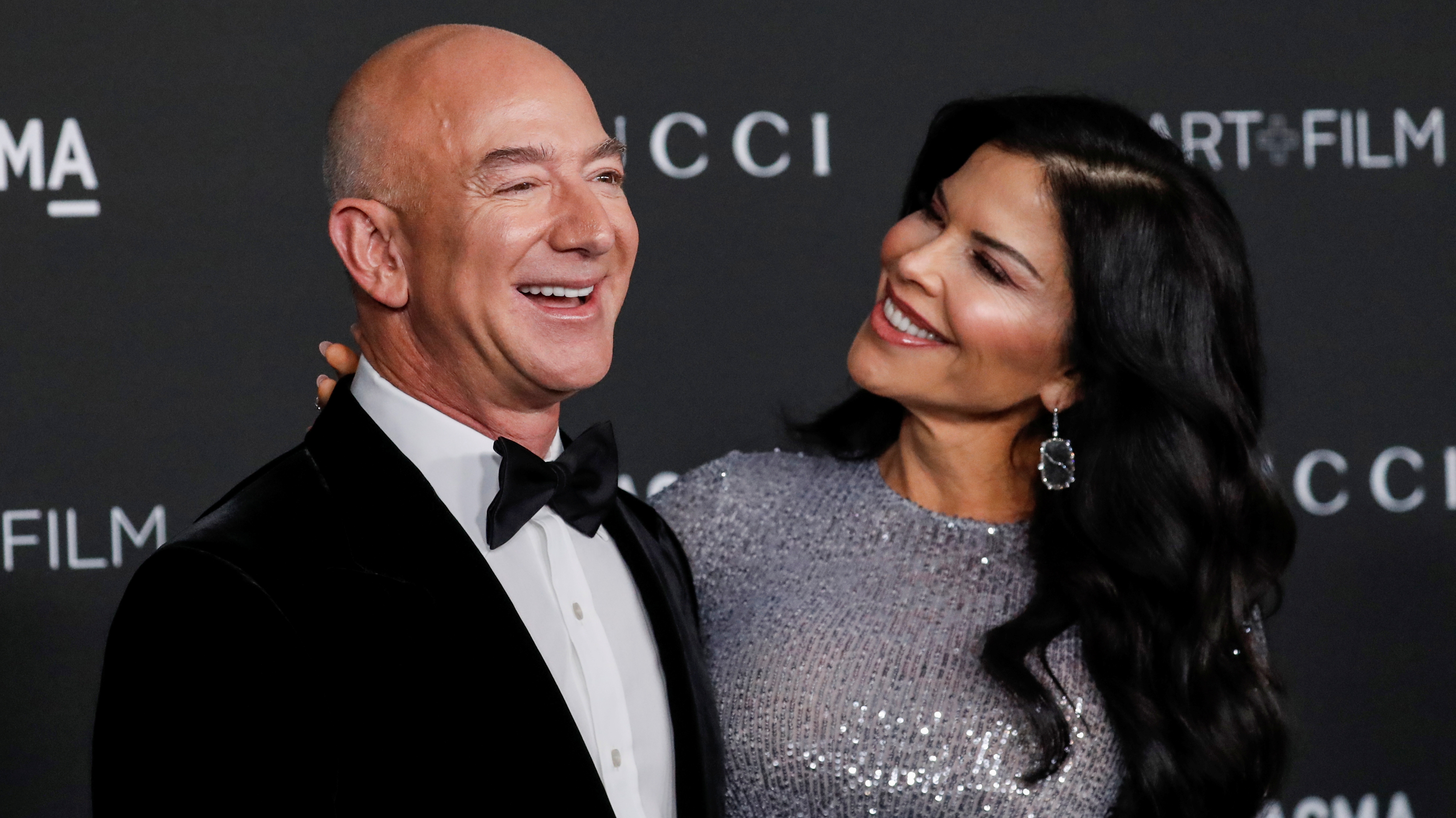 Jeff Bezos, the second richest man in the world according to Forbes, along with his partner Lauren Sánchez.  (REUTERS/Mario Anzuoni)