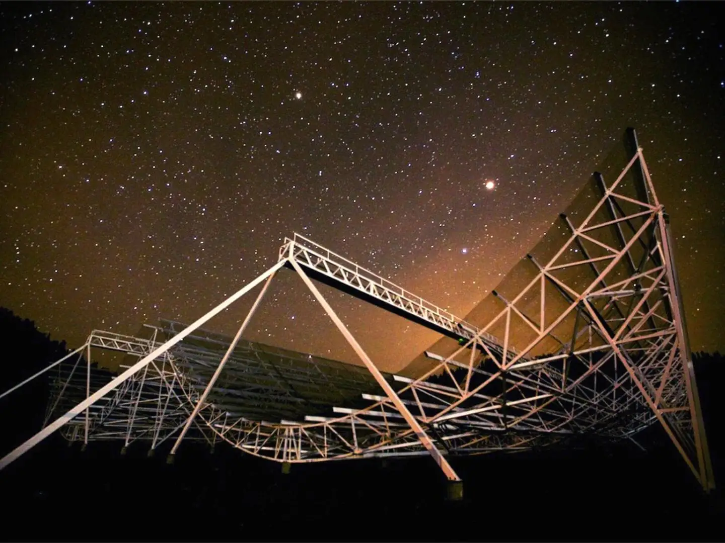 Il Canadian Hydrogen Density Mapping Experiment è un nuovo radiotelescopio canadese rivoluzionario progettato per rispondere a importanti domande di astrofisica e cosmologia.  Fonte: https://chime-experiment.ca/