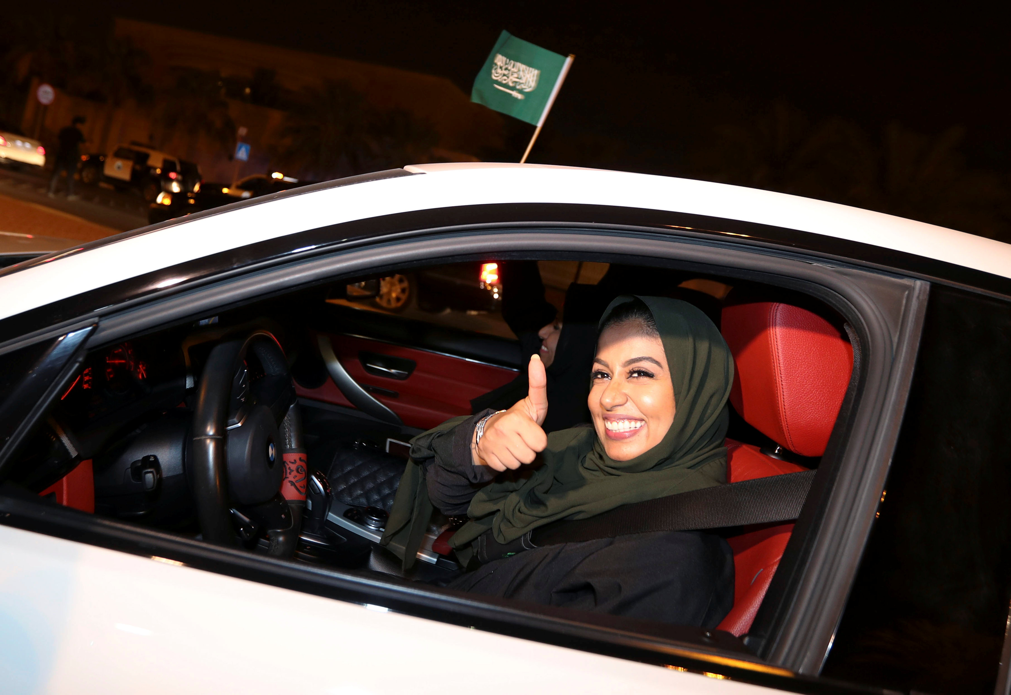 Ahora las mujeres pueden manejar y pueden trabajar (REUTERS/Hamad I Mohammed)