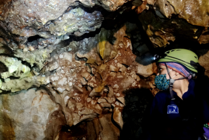 Los minerales propios de la cueva tienen un tono rojizo que hace la apariencia de un mural natural Foto: (Facebook Grupo Espeleológico Ajau)