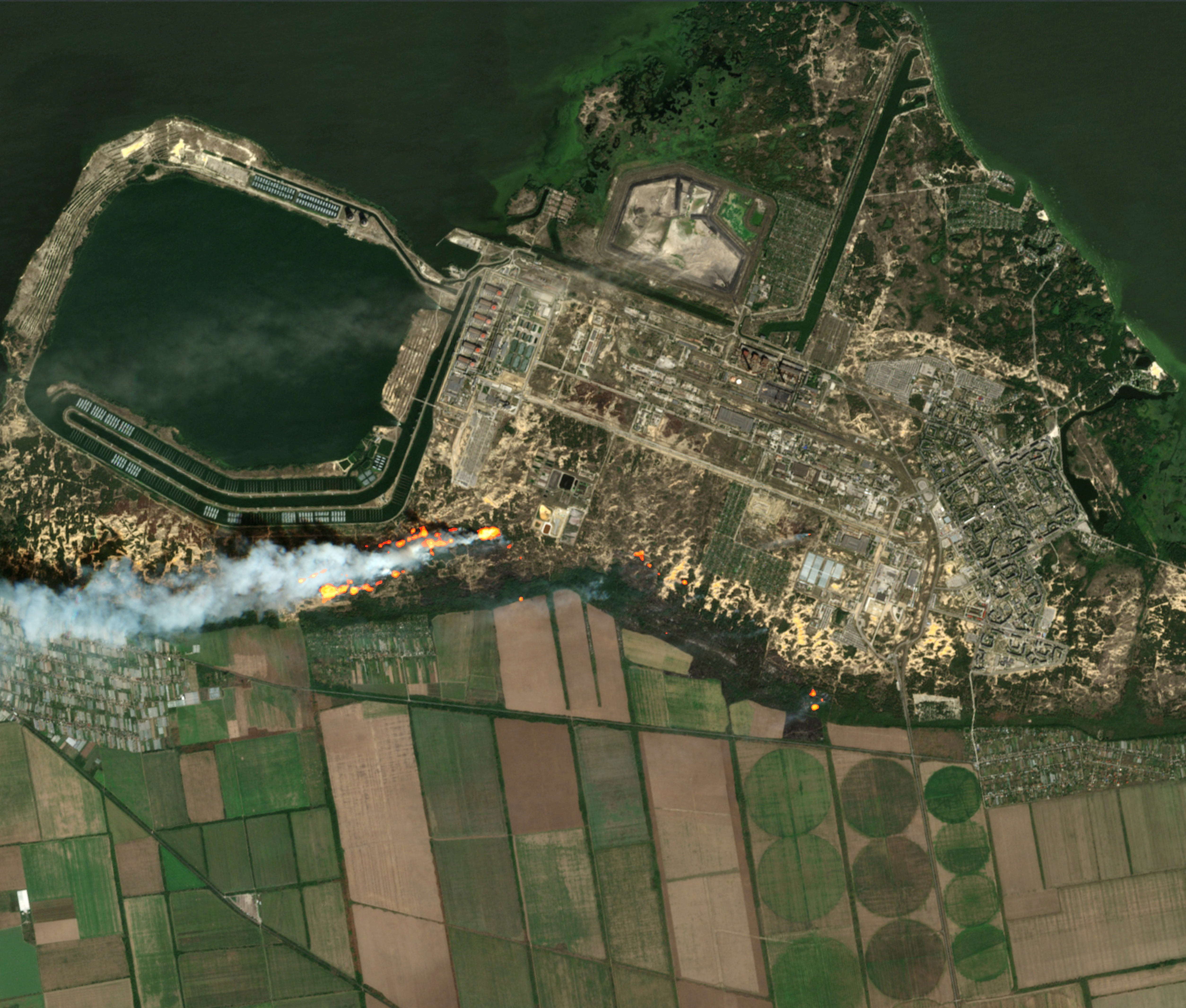 Las imágenes que preocupan al mundo: incendios cerca de la planta nuclear más grande de Europa (European Union, Copernicus Sentinel-2 imagery/Handout via REUTERS)