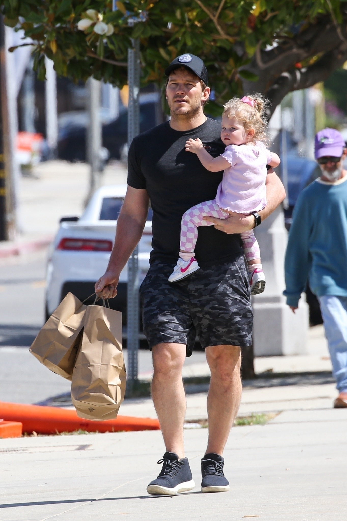 Chris Pratt fue a hacer las compras a un local de Brentwood y llevó en brazos a su hija Lyla. El actor vistió unas bermudas camufladas, una remera negra, zapatillas deportivas y gorra y campera negra