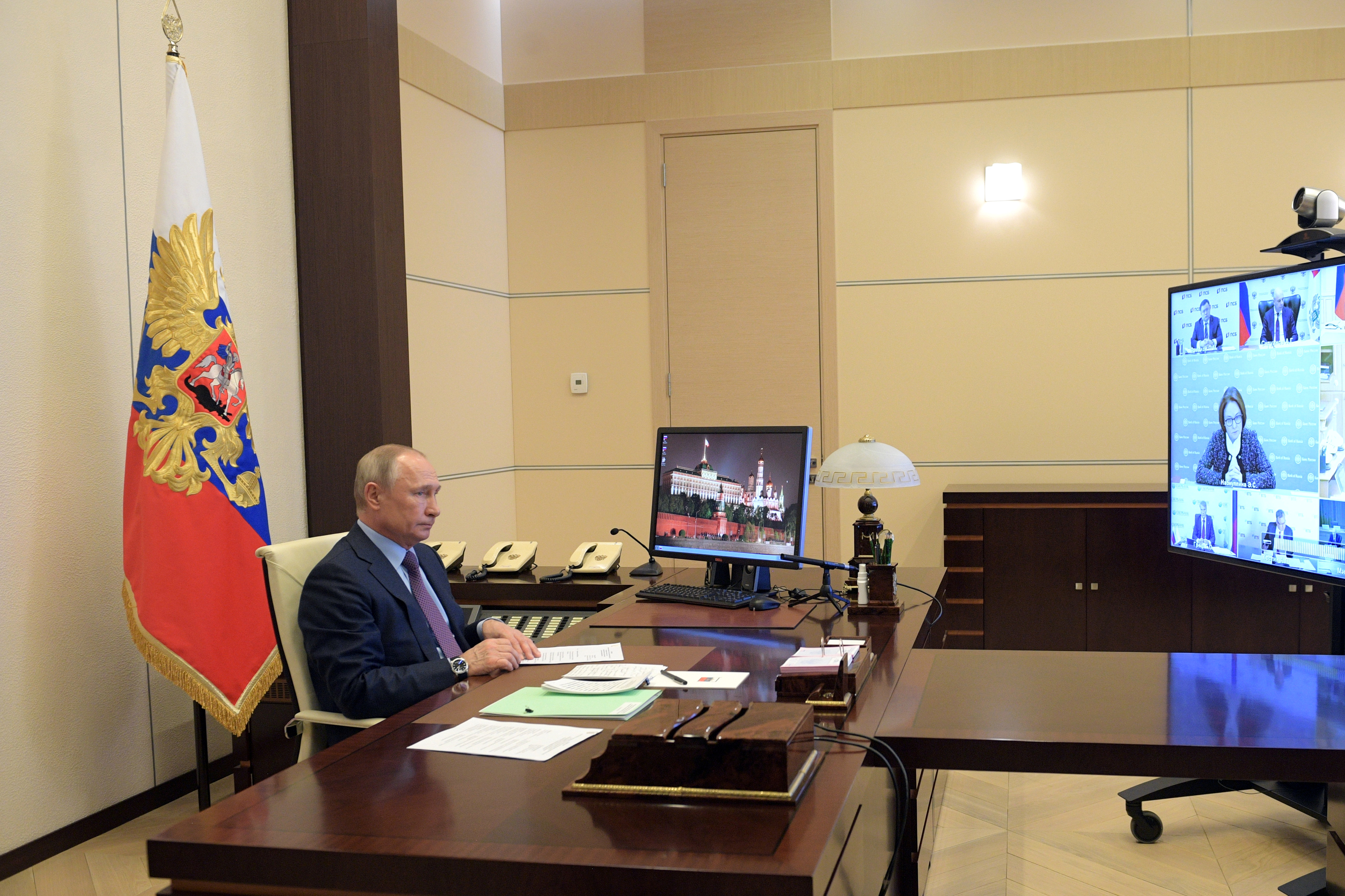 El presidente ruso, Vladimir Putin, habla con la jefa del banco central, Elvira Nabiullina Foto: (REUTERS) 