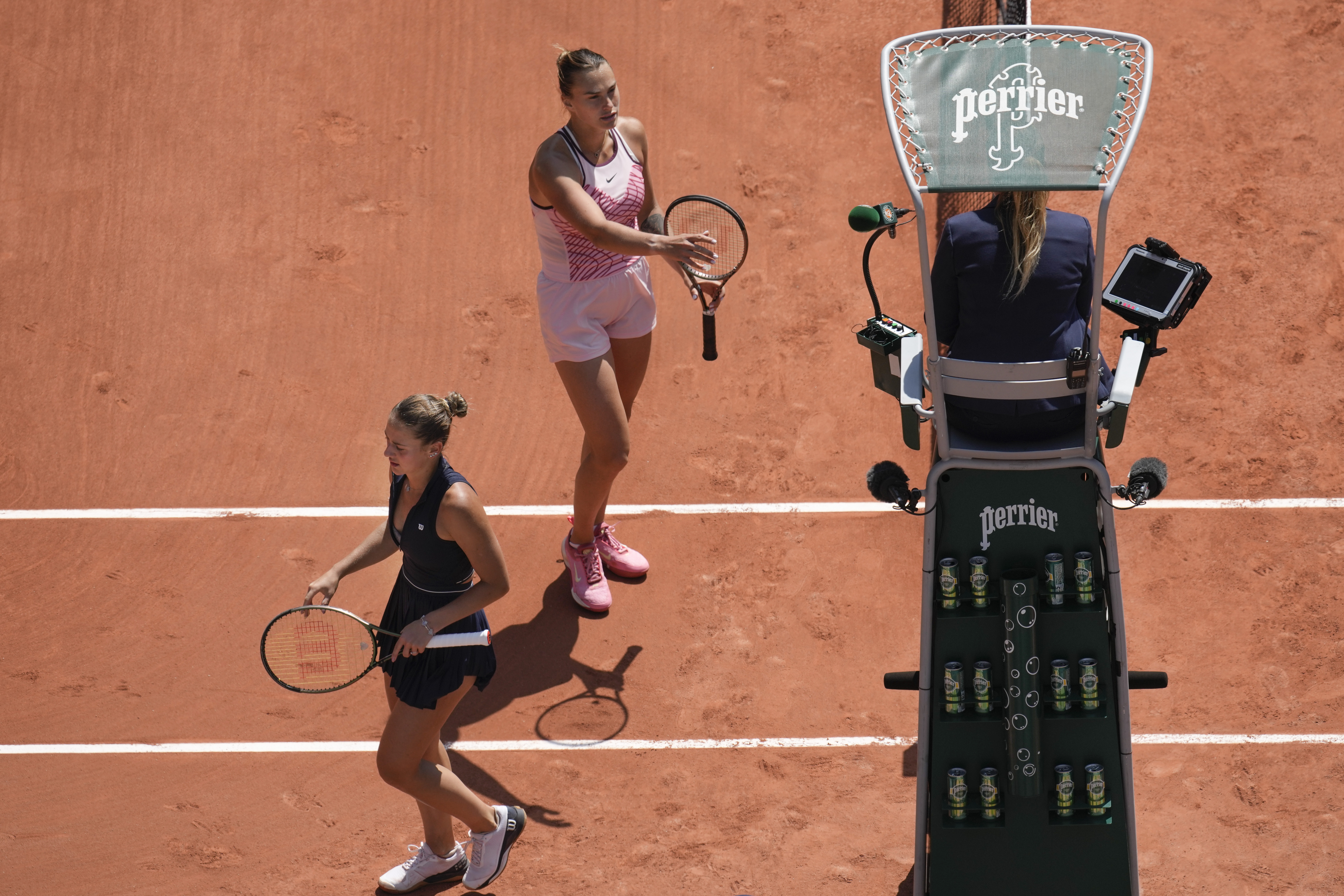 Aryna Sabalenka (arriba) y Marta Kostyuk no se saludan al final del partido de la primera ronda del Abierto de Francia (AP Foto/Christophe Ena)