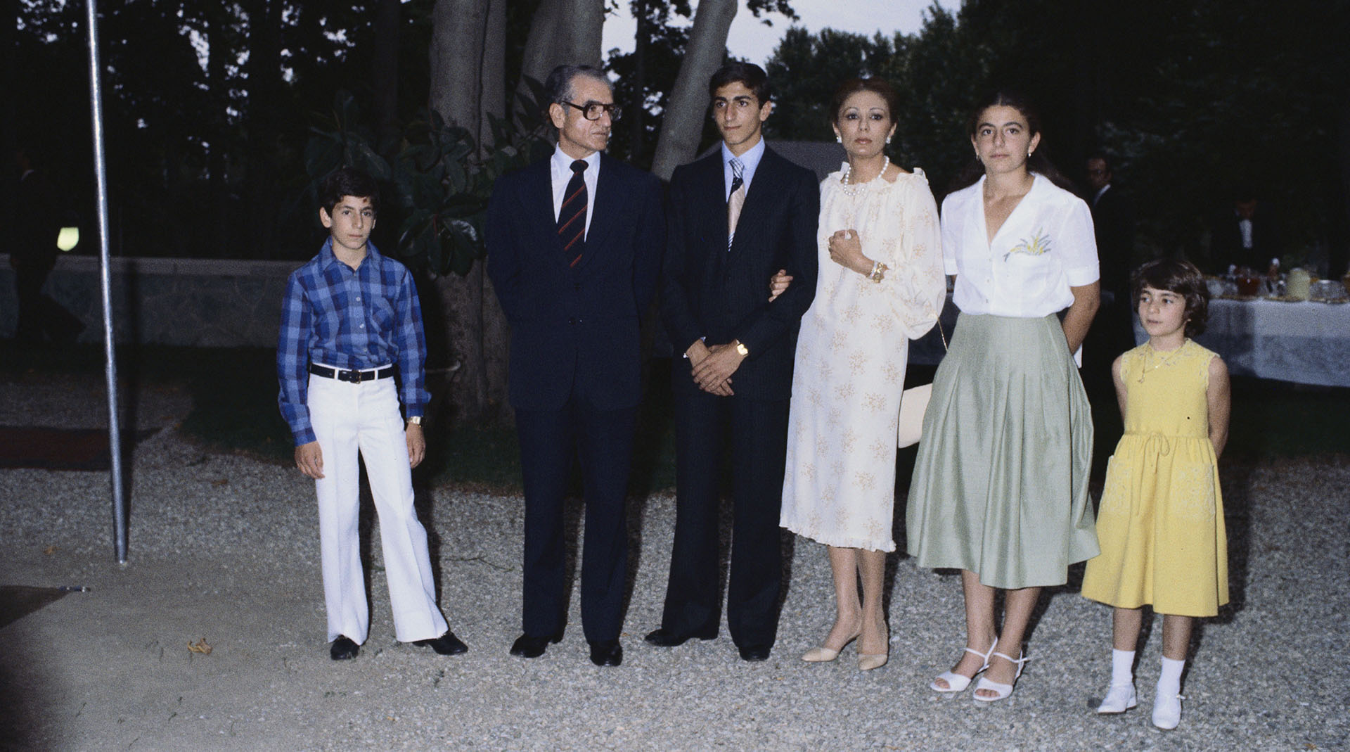 En 1979, a consecuencia de la revolución del Ayatollah Jomeini, el Sha y Farah tuvieron que exiliarse con sus hijos (Michel Setboun/Corbis via Getty Images)