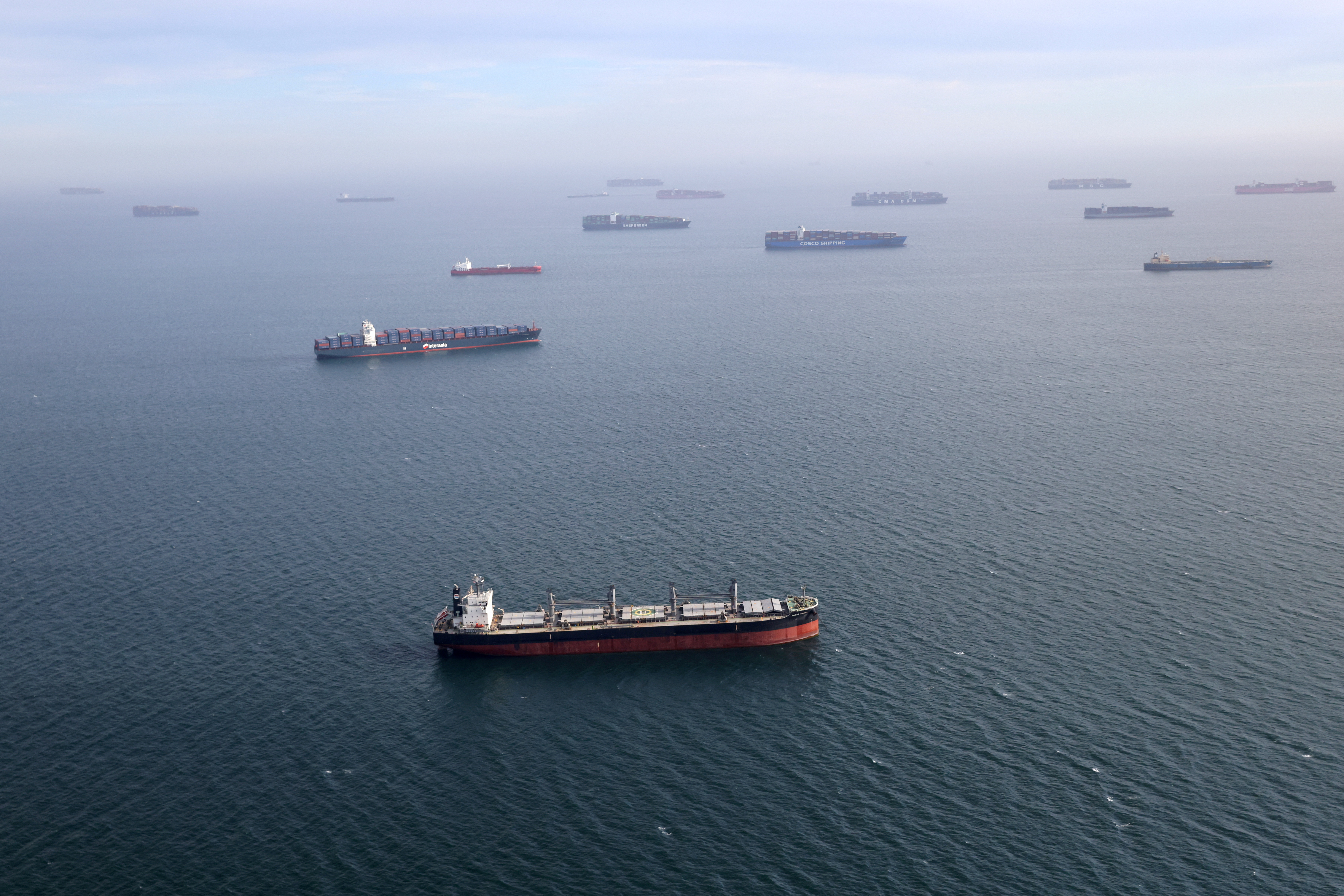 Los contaminantes del petróleo de los vertidos amenazan a los microorganismos marinos que producen gran parte del oxígeno de la Tierra al reducir su capacidad de fotosíntesis (REUTERS)