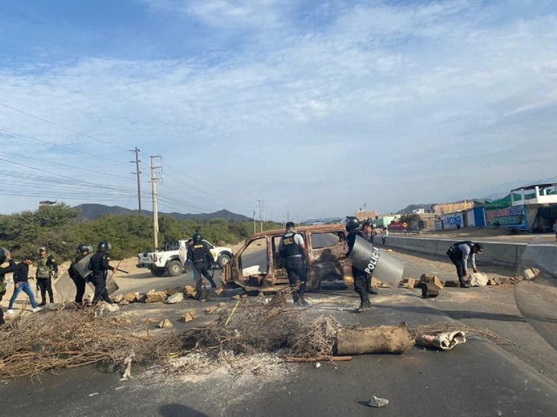 Bloqueo de la carretera Panamericana Norte, a la altura de la provincia de Virú (La Libertad), dificulta salida de productos de agroexportación.