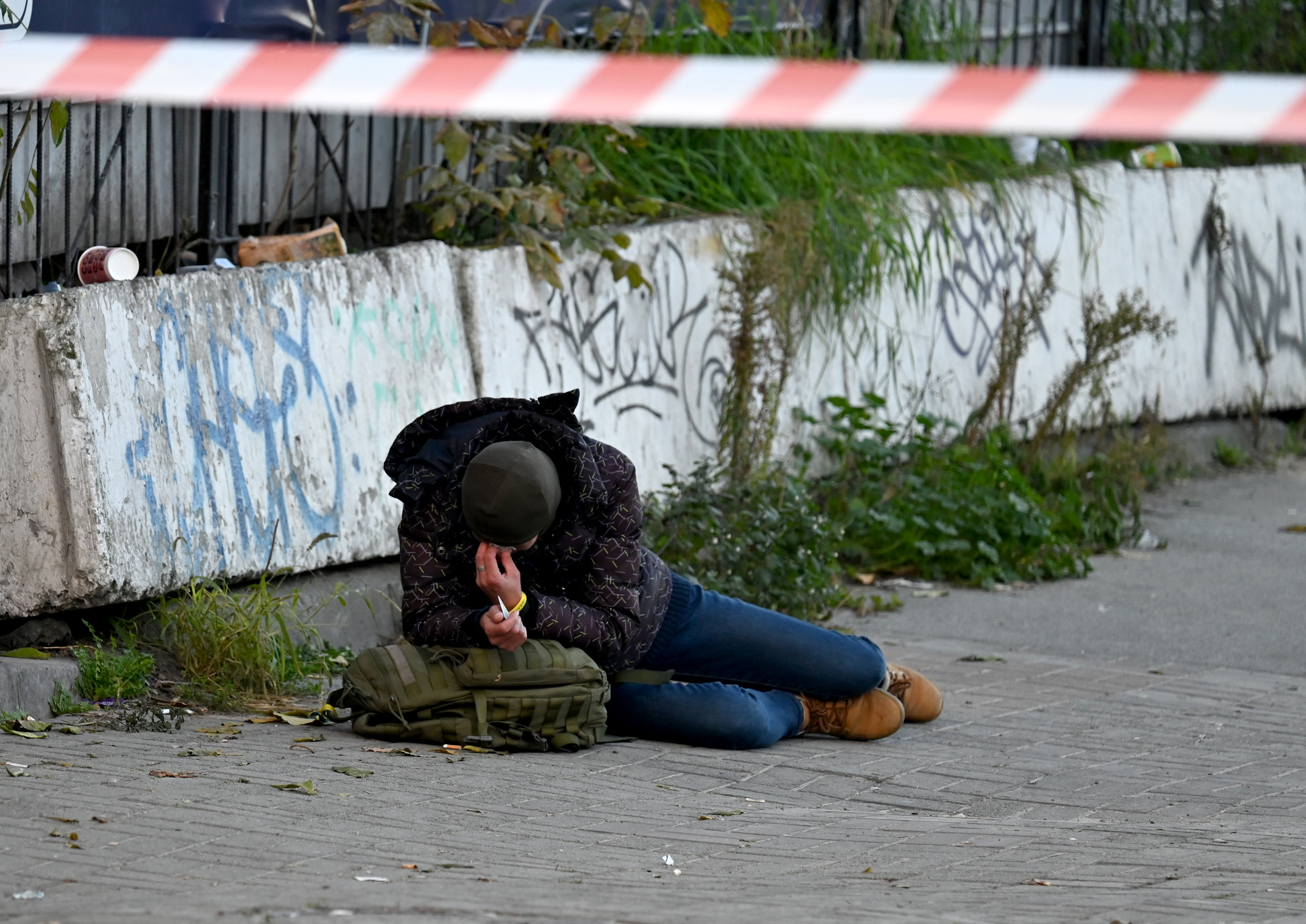 Un residente local reacciona después de un ataque con drones en Kiev (Sergei SUPINSKY / AFP)