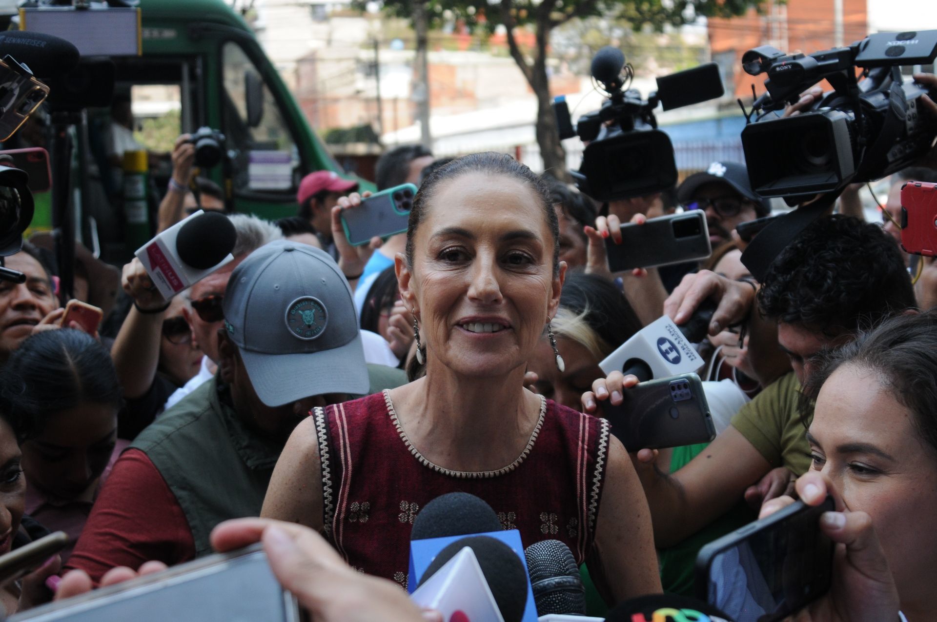 Claudia Sheinbaum fue recibida entre consignas para demandar "piso parejo" en elproceso interno de Morena. FOTO: DANIEL AUGUSTO /CUARTOSCURO.COM