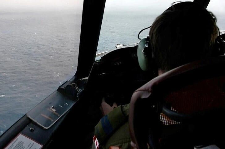 Fotograma de archivo del piloto de un CP-140 Aurora de la Royal Canadian Air Force Aurora busca al submarino turístico perdido de OceanGate en aguas del Océano Atlántico Norte, frente a las costas de Terranova, Canadá. 20 junio 2023. Fuerzas Canadienses/entrega vía Reuters