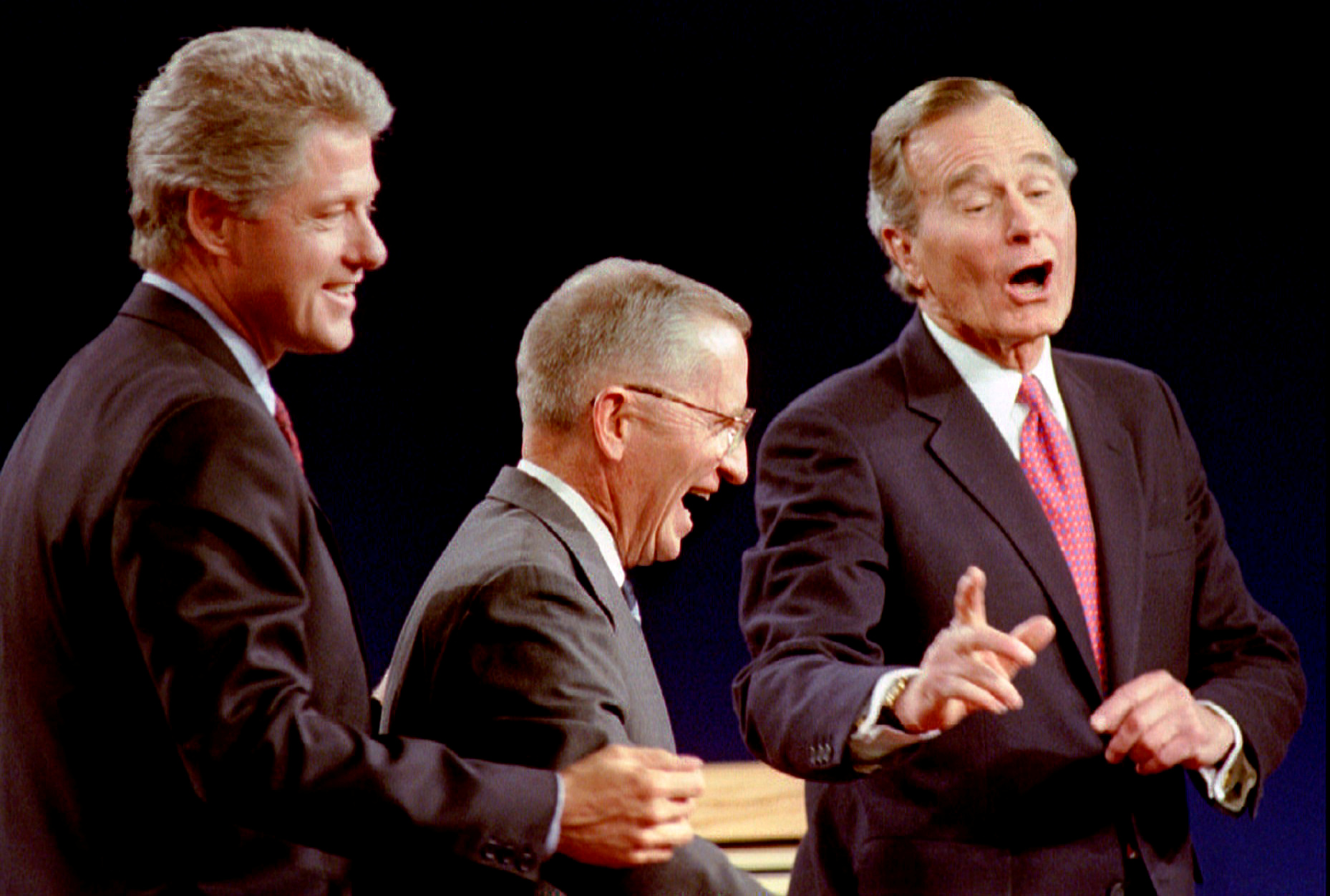 Los candidatos Bill Clinton, el independiente Ross Perot y George Bush durante uno de los debates presidenciales de 1992. REUTERS/Mark Cardwell.