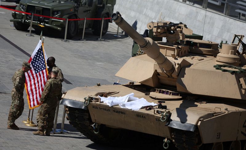 Soldados estadounidenses junto a banderas polacas y estadounidenses cerca de un tanque M1/A2 Abrams. REUTERS/Kacper Pempel/Archivo