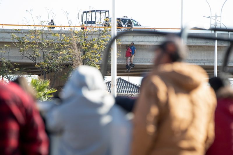 Cuerpos colgados en puentes serían la firma del Operativo MZ (Foto: REUTERS/Guillermo Moreno)