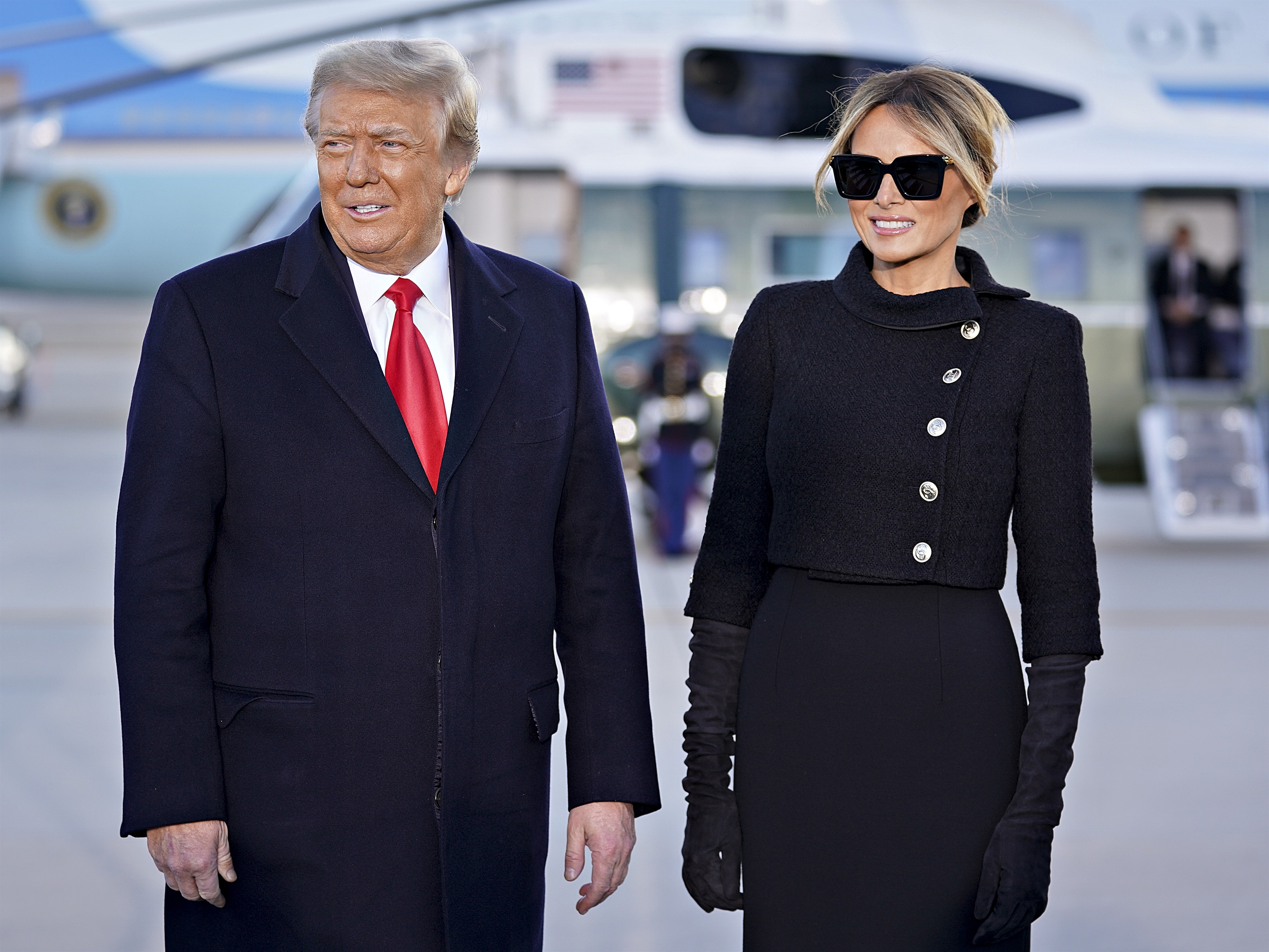 Melania Trump, del luto riguroso a un look de lo más colorido al llegar a  Florida - Infobae