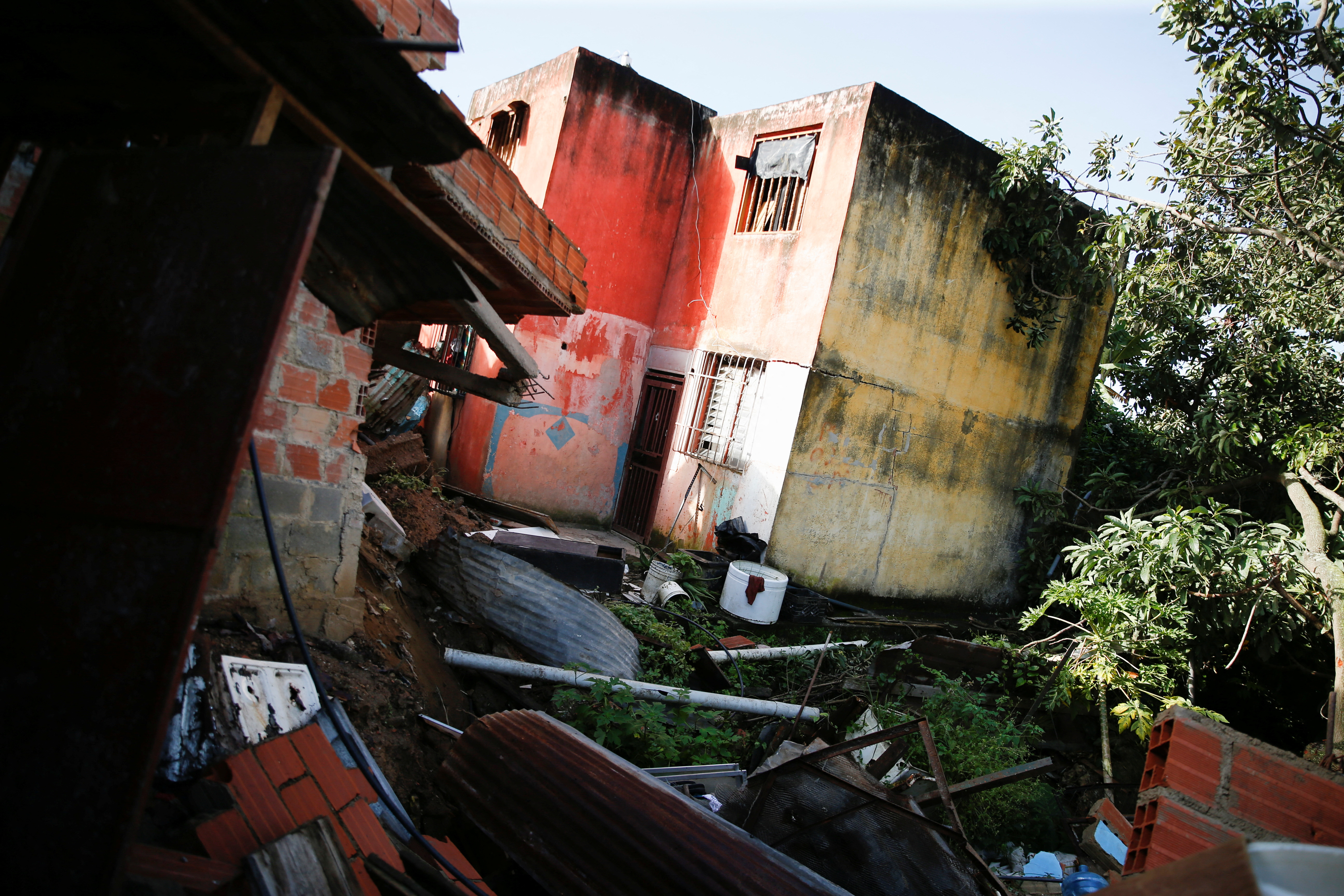 El paso por la nación de la onda tropical 46 ha generado fuertes lluvias con descargas eléctricas y ráfagas de viento en Caracas y los estados Carabobo, Aragua, Miranda, La Guaira, Guárico, Anzoátegui, Sucre, Monagas y Delta Amacuro (REUTERS/Leonardo Fernandez Viloria)